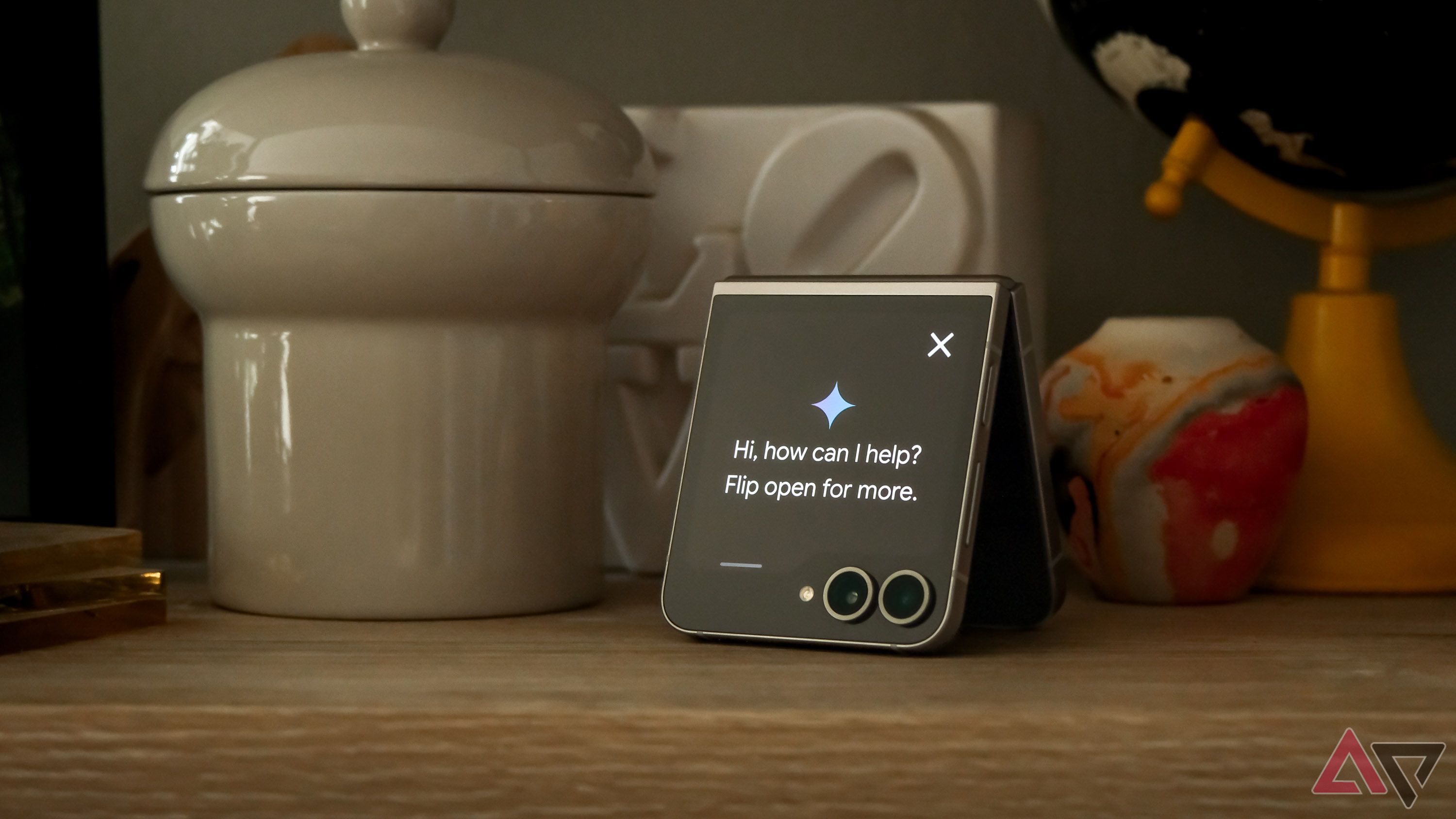 Um Samsung Galaxy Z Flip 6 com o aplicativo Gemini em execução na tela externa.