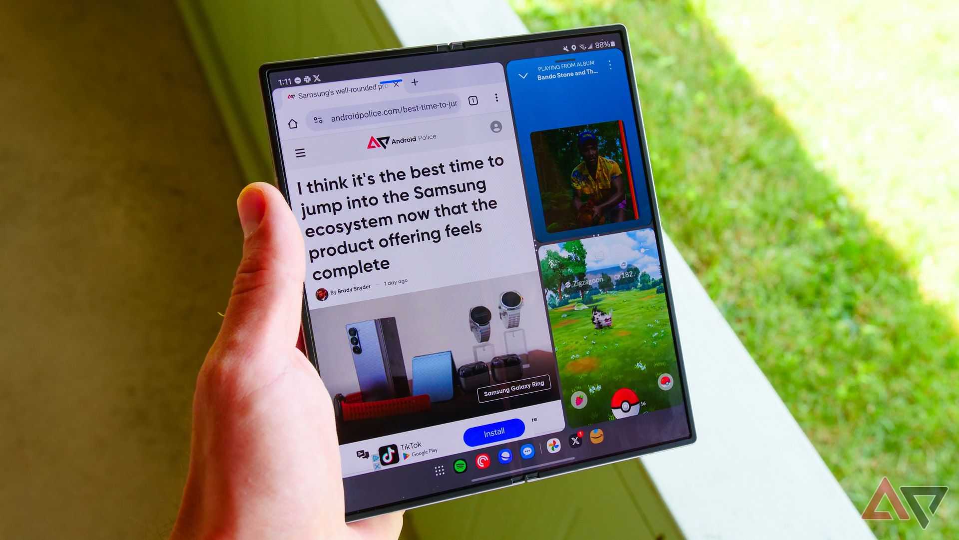 O Galaxy Z Fold 6 em modo de tela dividida com Chrome, Spotify e Pokémon Go abertos.