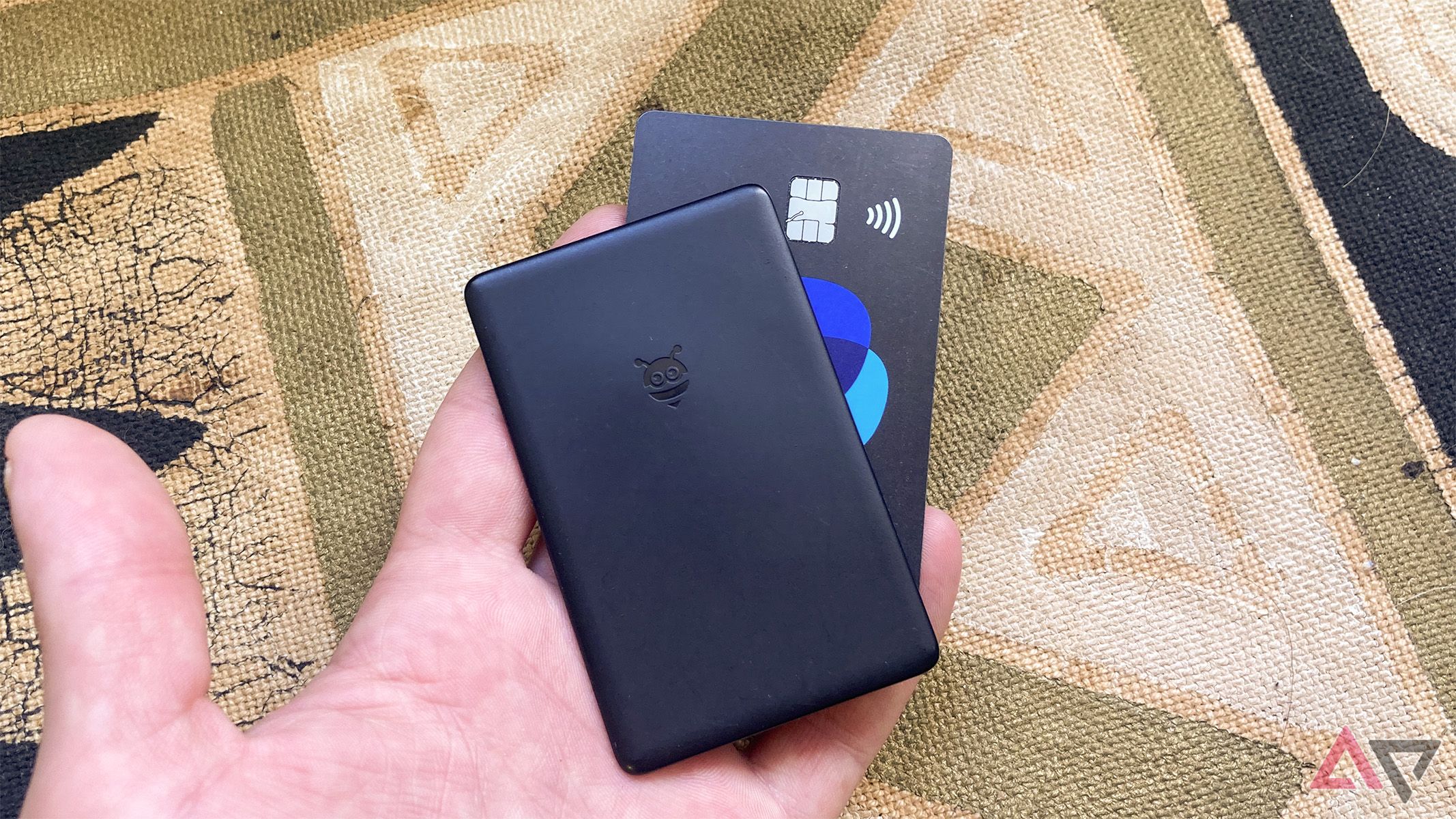 O tamanho do cartão Pebblebee comparado a um cartão de crédito