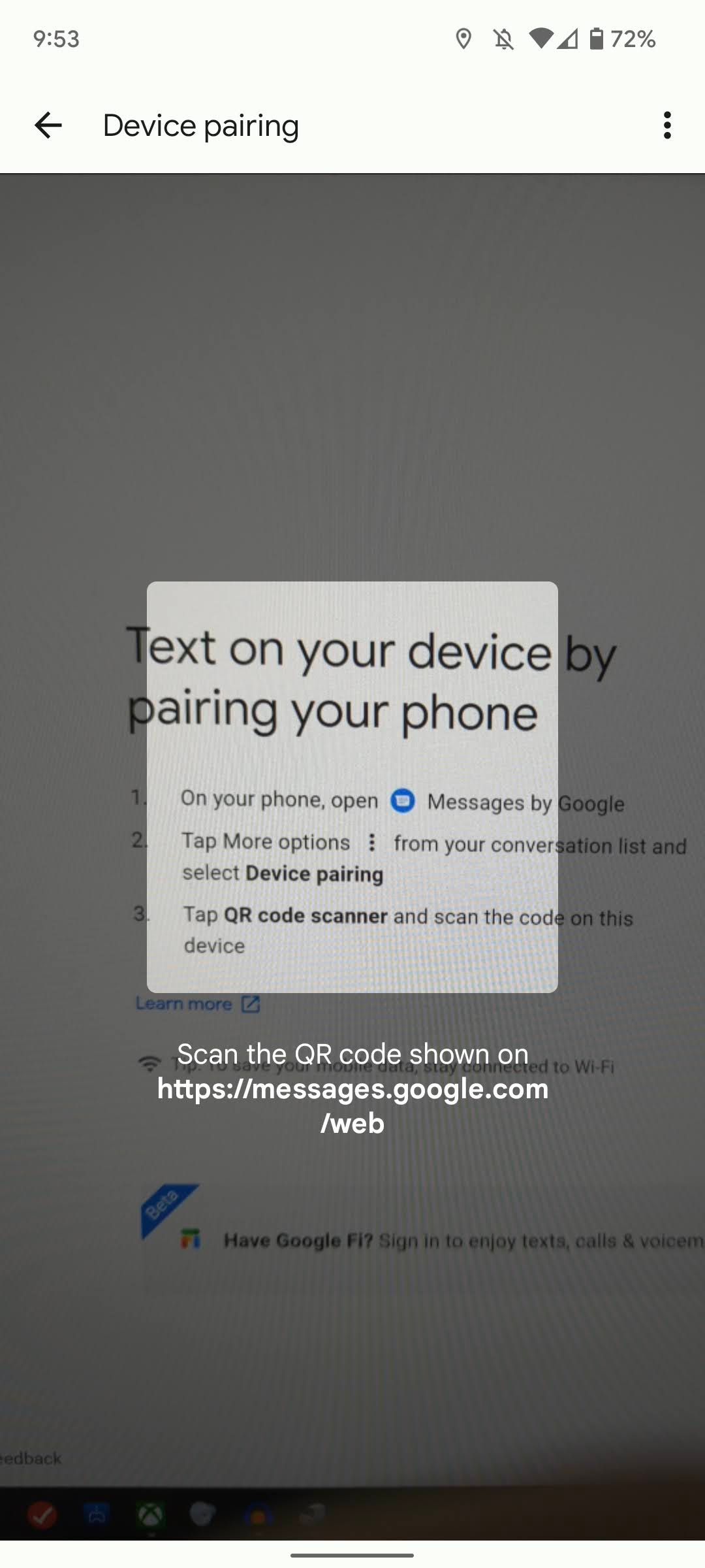Uma foto escaneando o código QR da interface do desktop na web