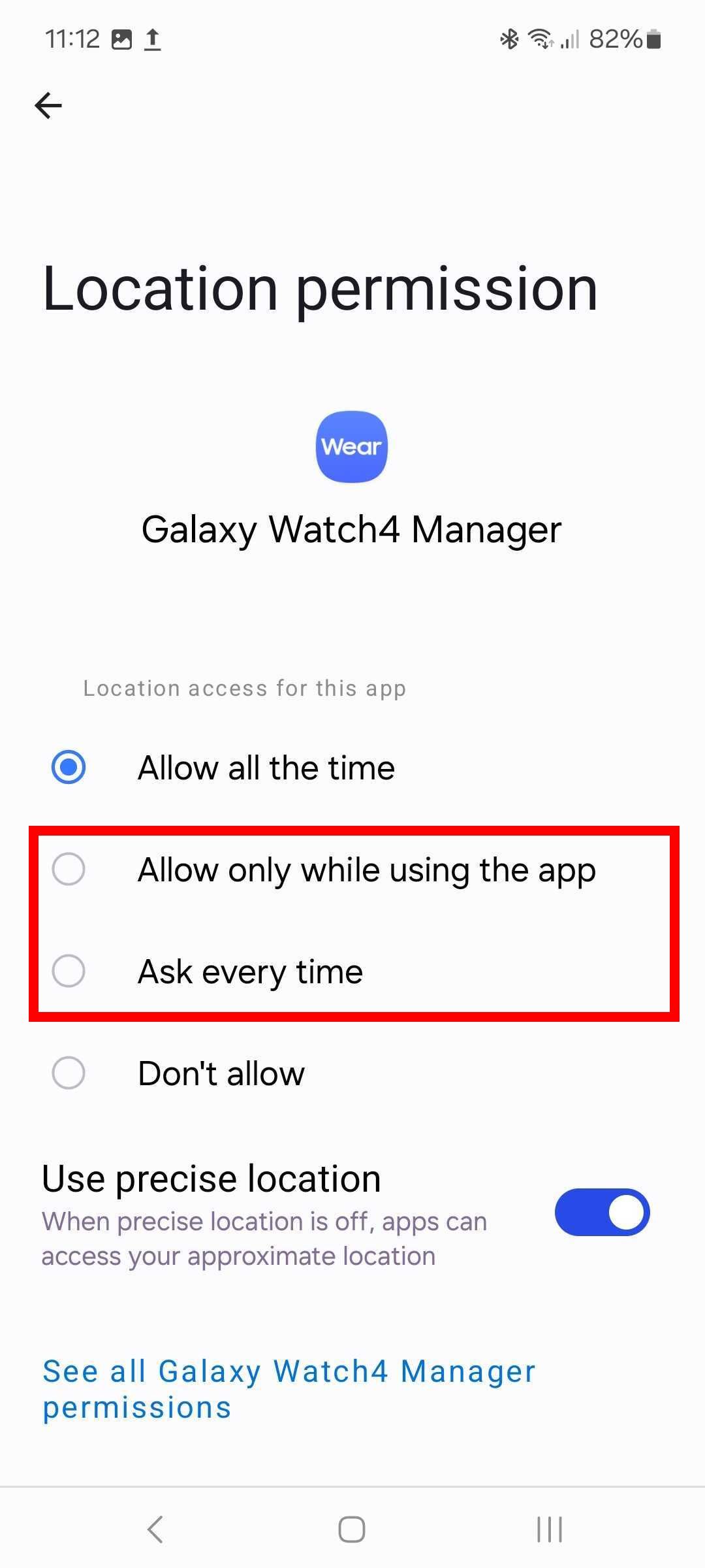 Contorno de retângulo vermelho destacando as permissões de localização para o aplicativo Galaxy Watch4 Manager