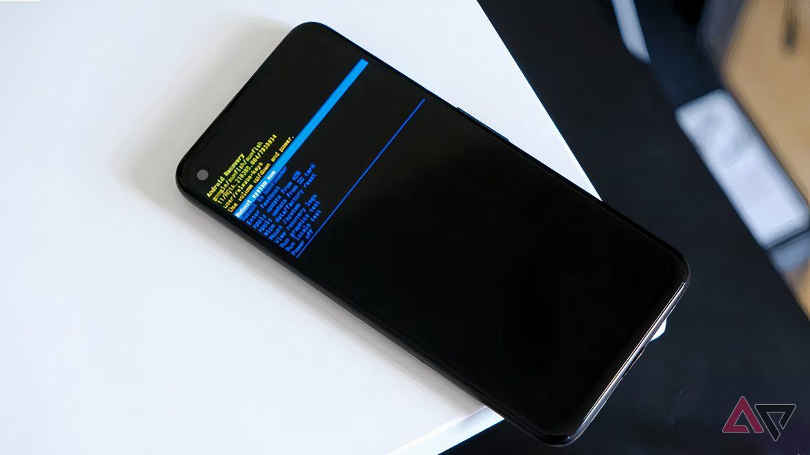 Um telefone no Modo de Recuperação Android em cima de uma mesa branca.