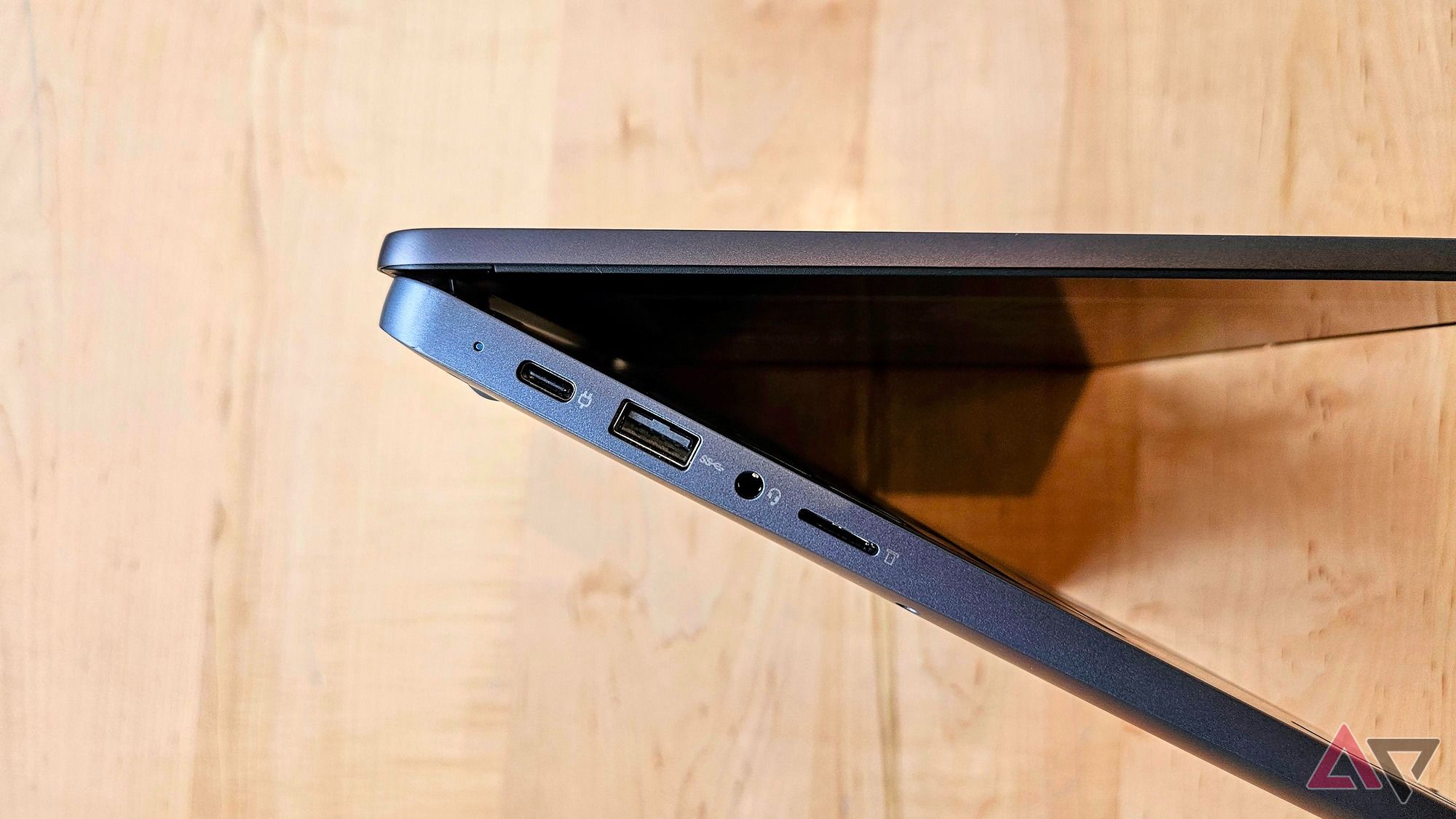 As portas USB-C, USB-A, 3,5 mm e microSD no Lenovo Chromebook Plus Flex 5i
