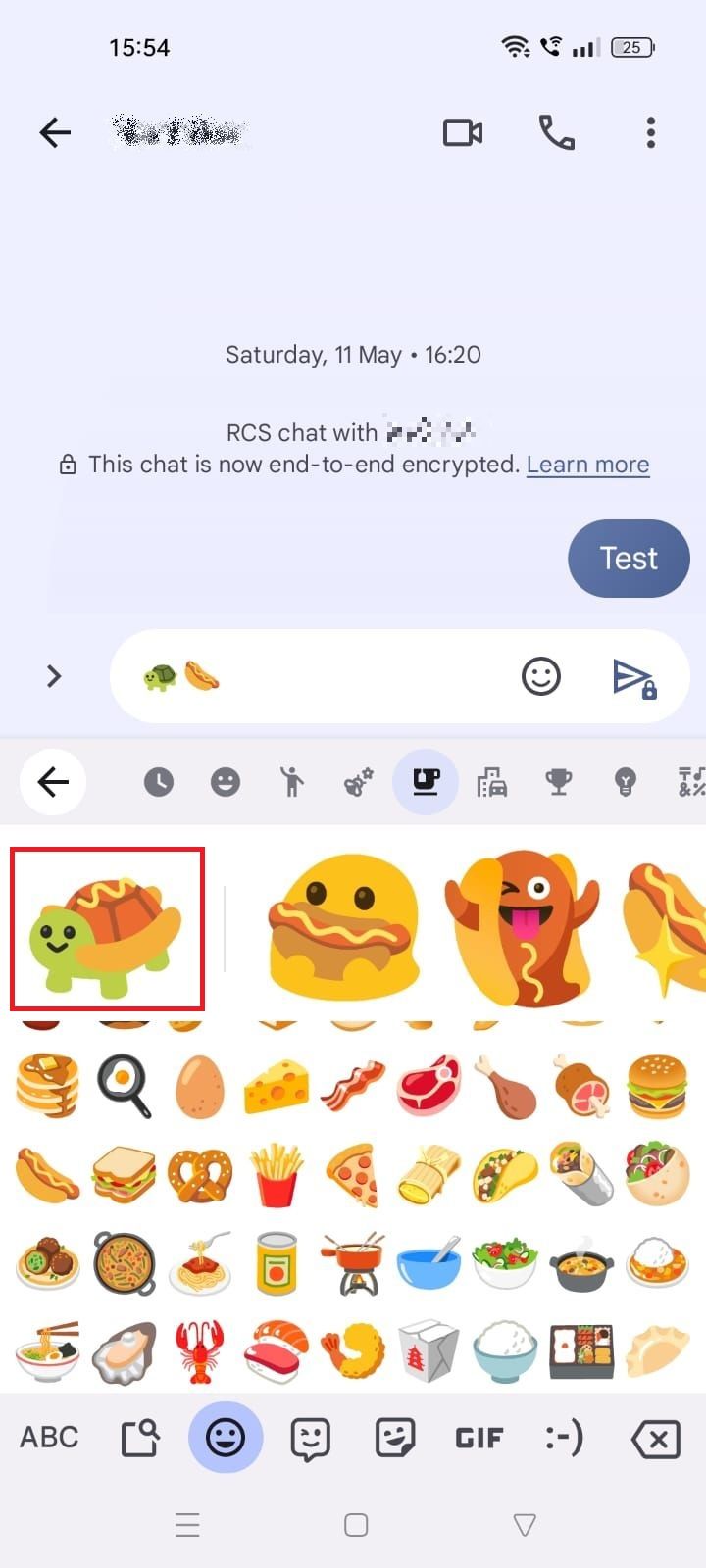 Captura de tela destacando um adesivo no Google Mensagens