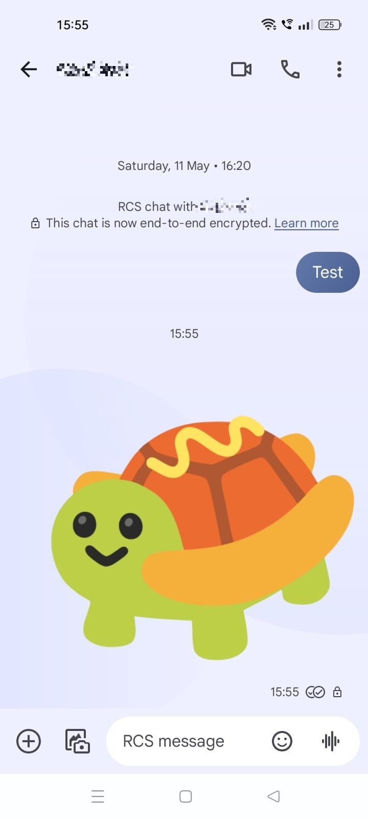 Captura de tela mostrando um adesivo de uma tartaruga com um cachorro-quente nas costas no Google Mensagens