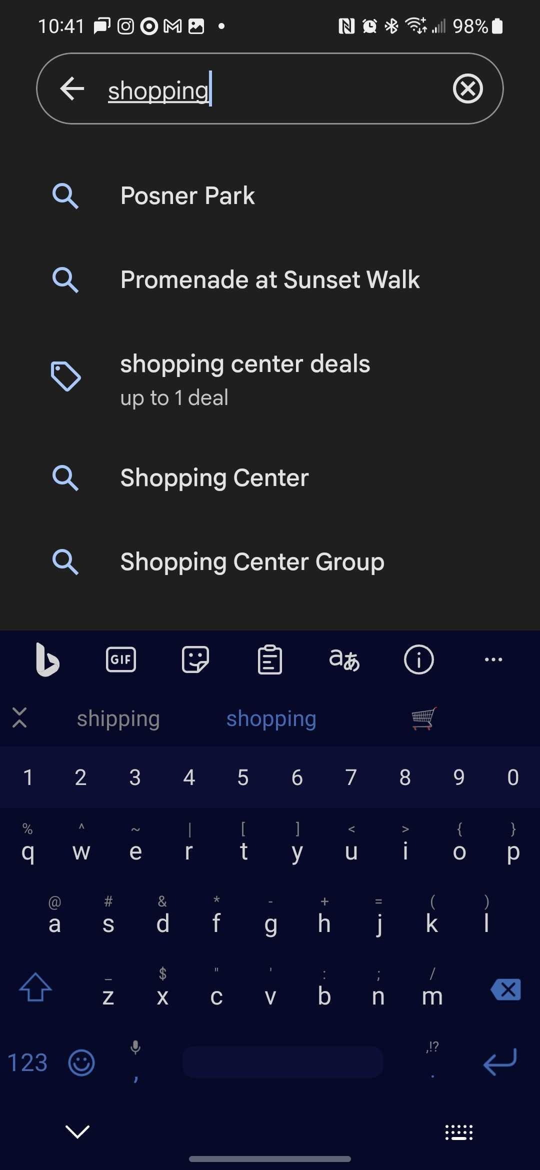 Google Pay no modo escuro com a palavra Shopping digitada na barra de pesquisa