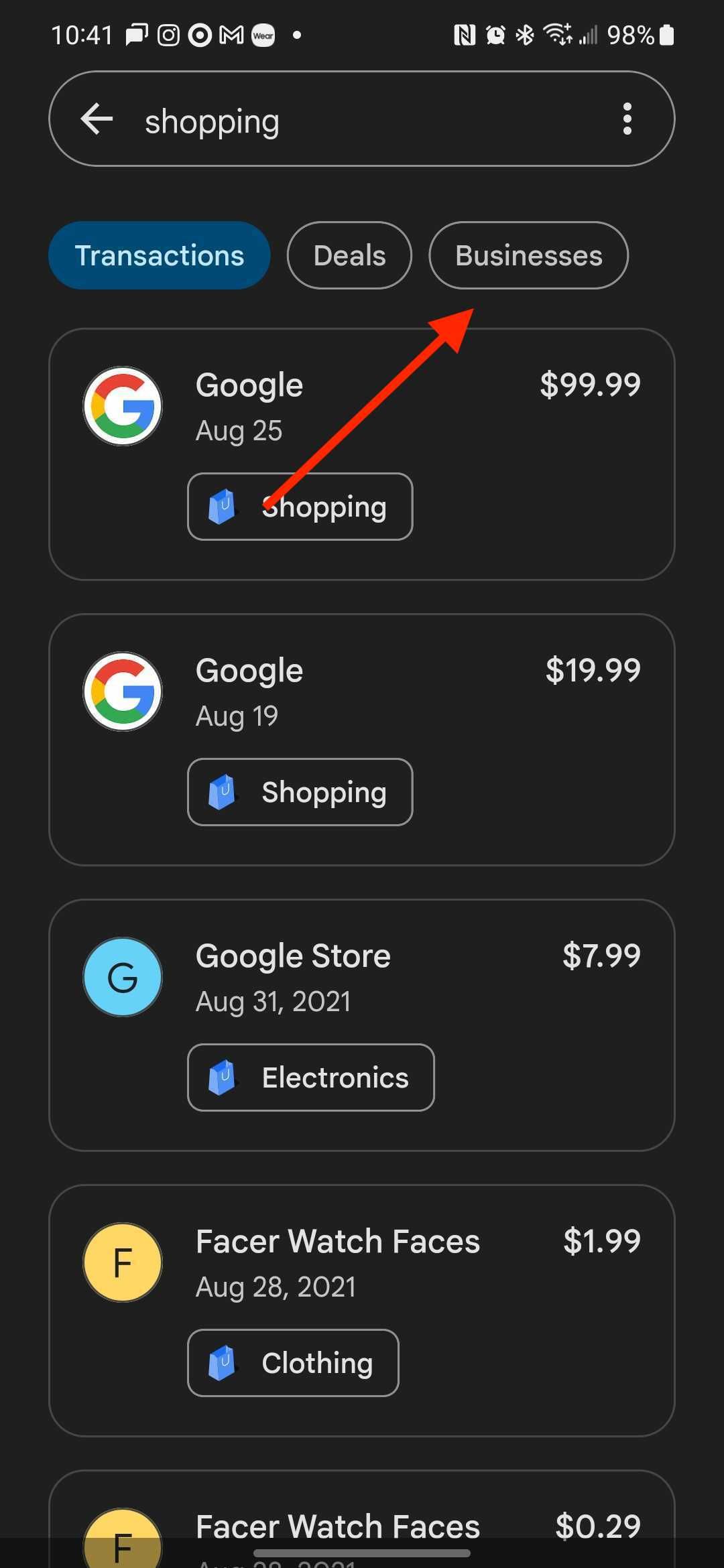 O Google Pay no modo escuro mostra transações recentes com uma seta vermelha apontando para a guia Empresas