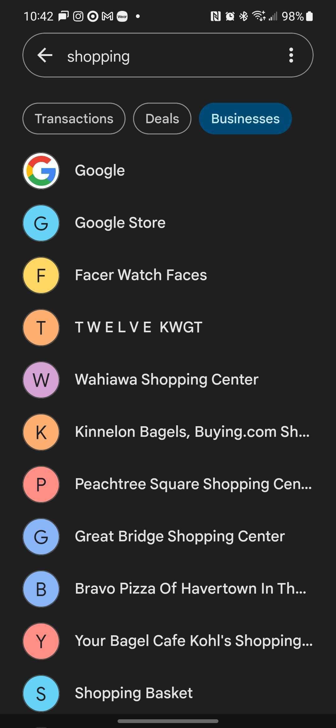 Google Pay no modo escuro com uma lista alfabética de empresas que começam com Google.