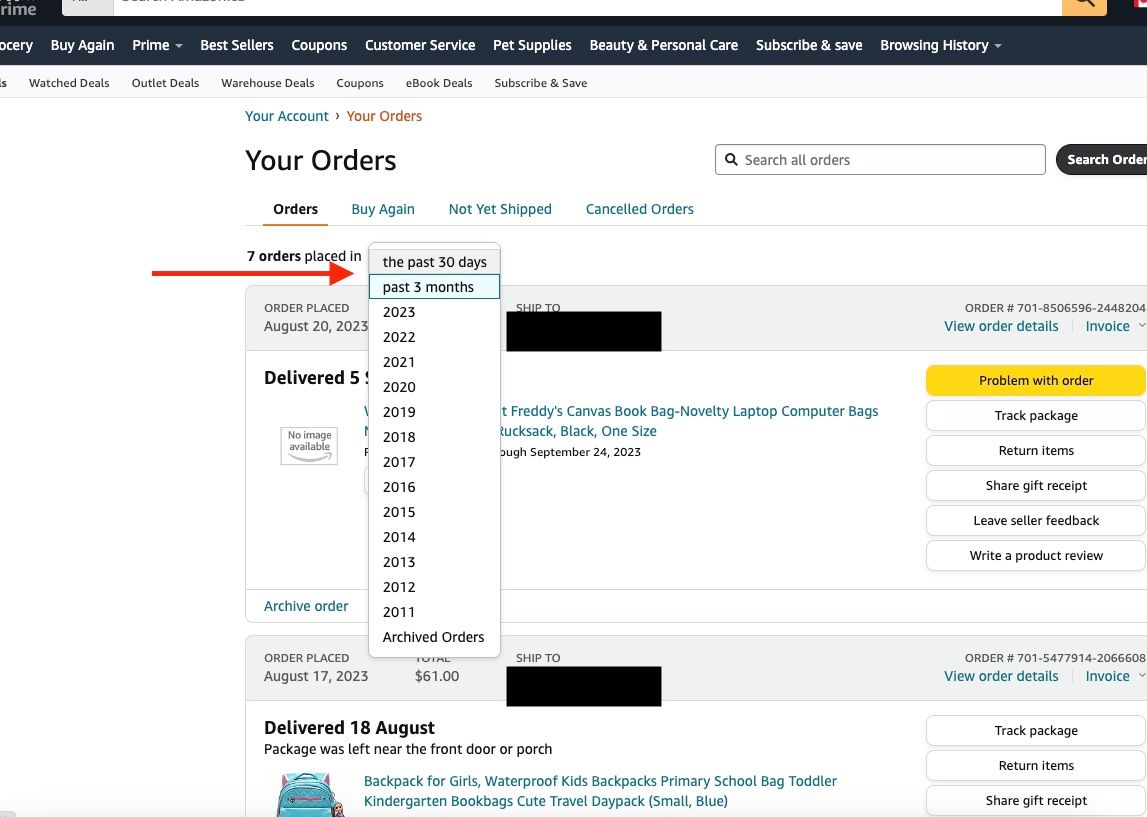 Página Seus pedidos da Amazon com uma seta vermelha apontando para o menu suspenso de datas e o menu suspenso está aberto exibindo vários intervalos de datas.