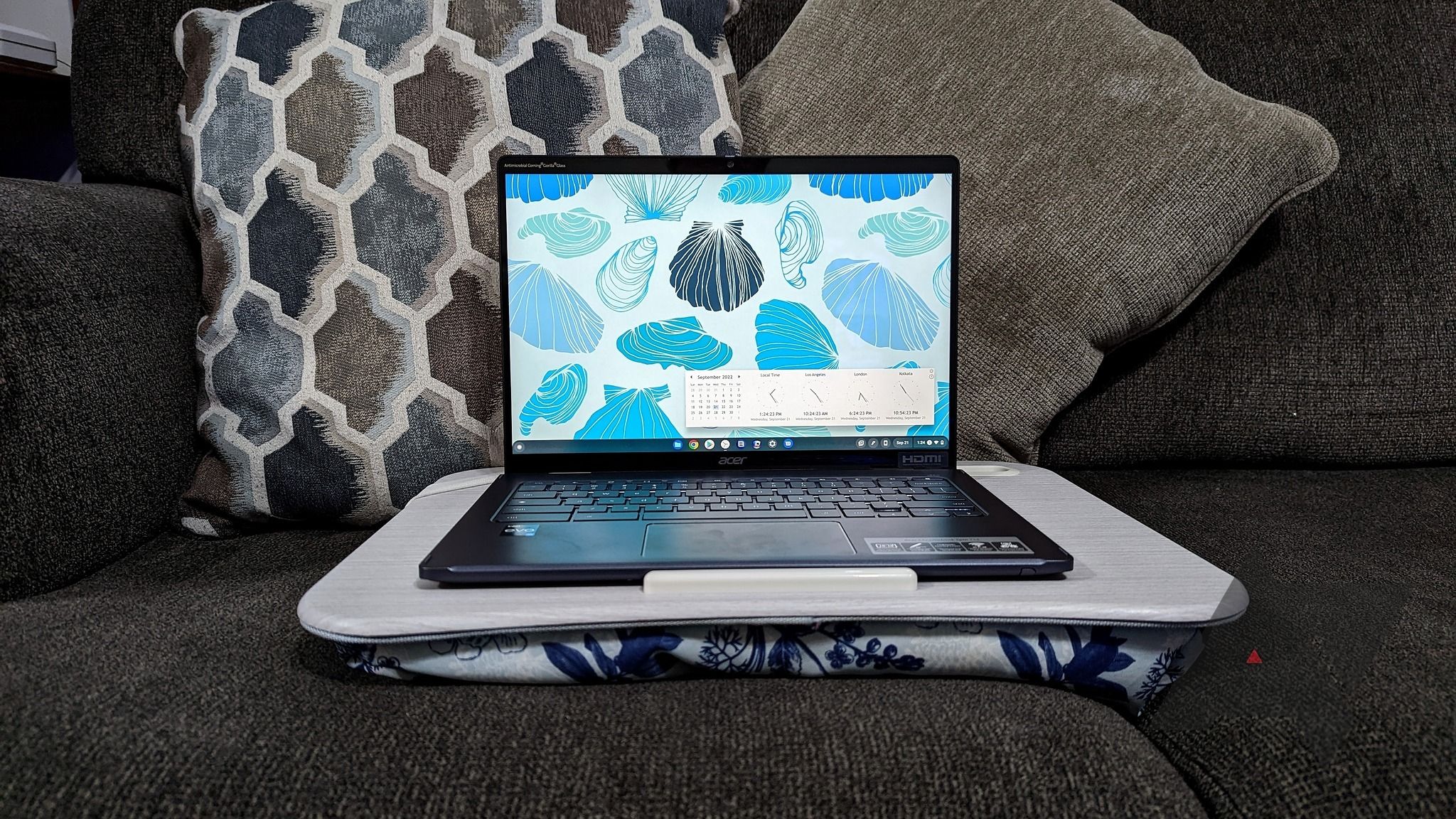 Um Chromebook Acer em cima de um sofá
