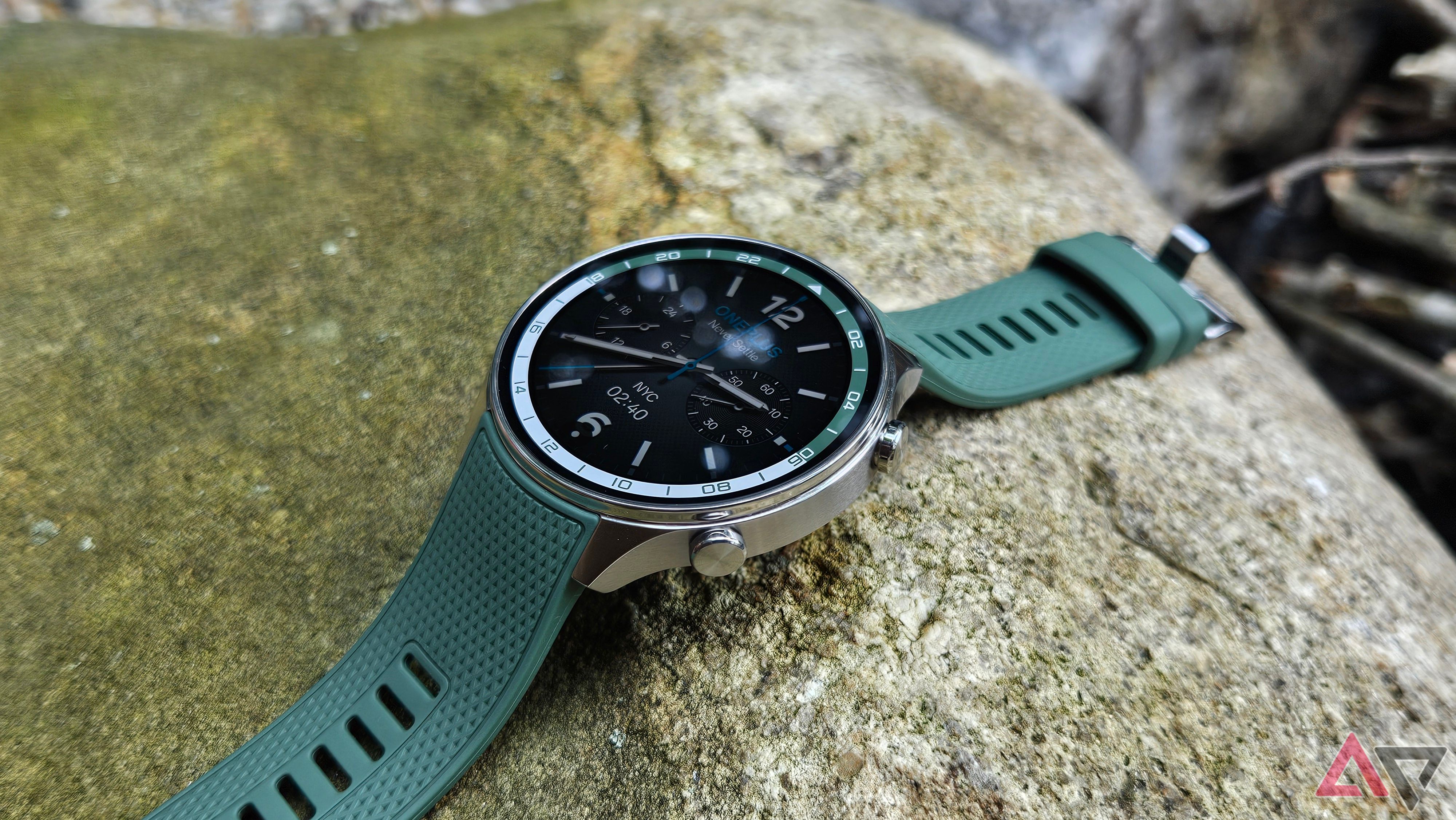OnePlus Watch 2R em uma rocha cinza em Forest Green