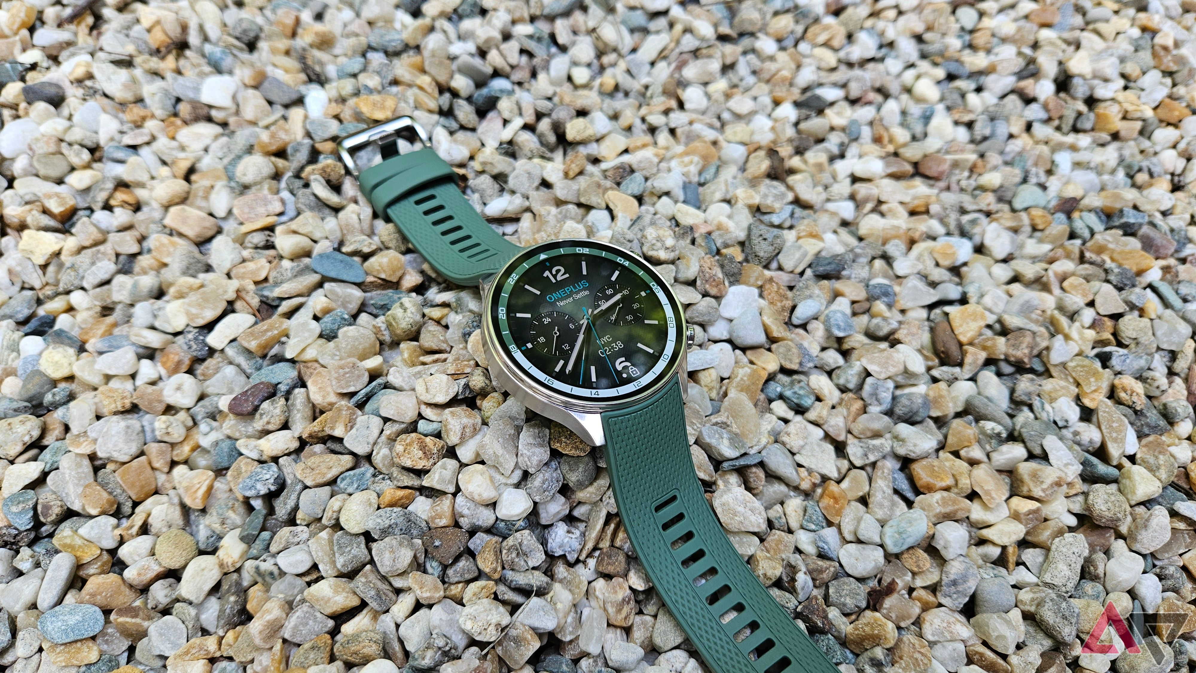 Relógio OnePlus Watch 2R com sua pulseira Forest Green em seixos
