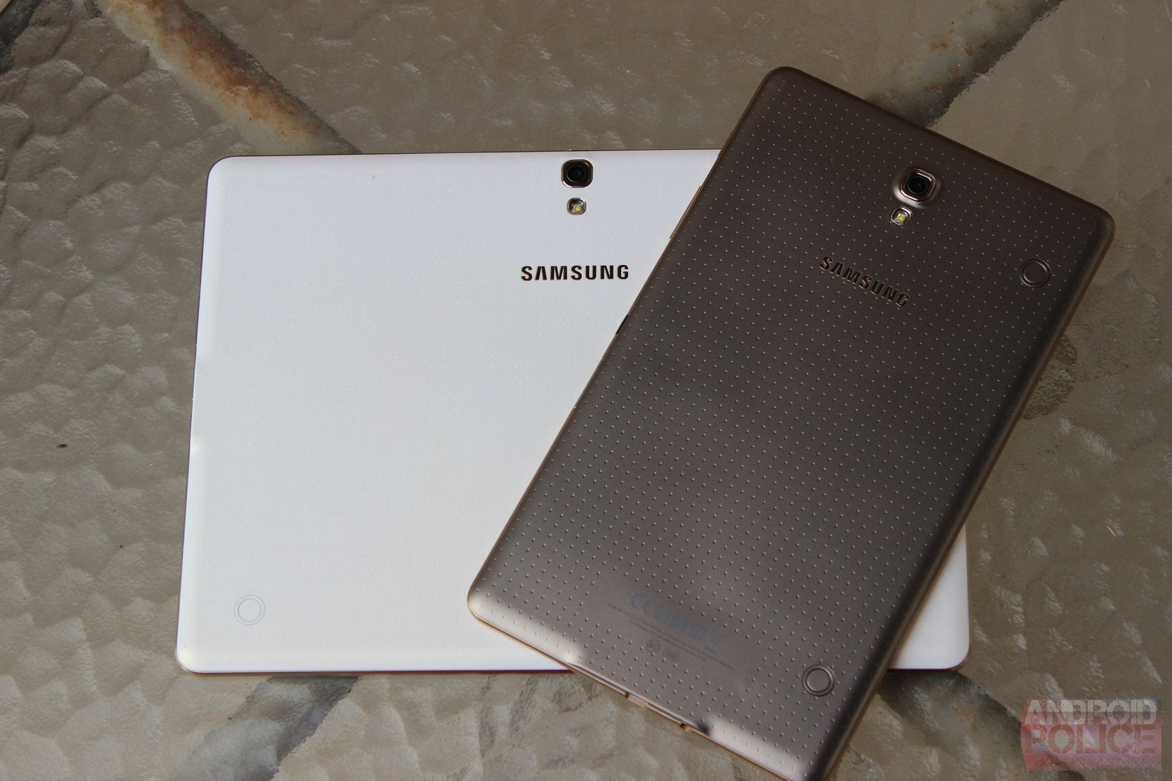 Dois tablets Samsung antigos, um em cima do outro