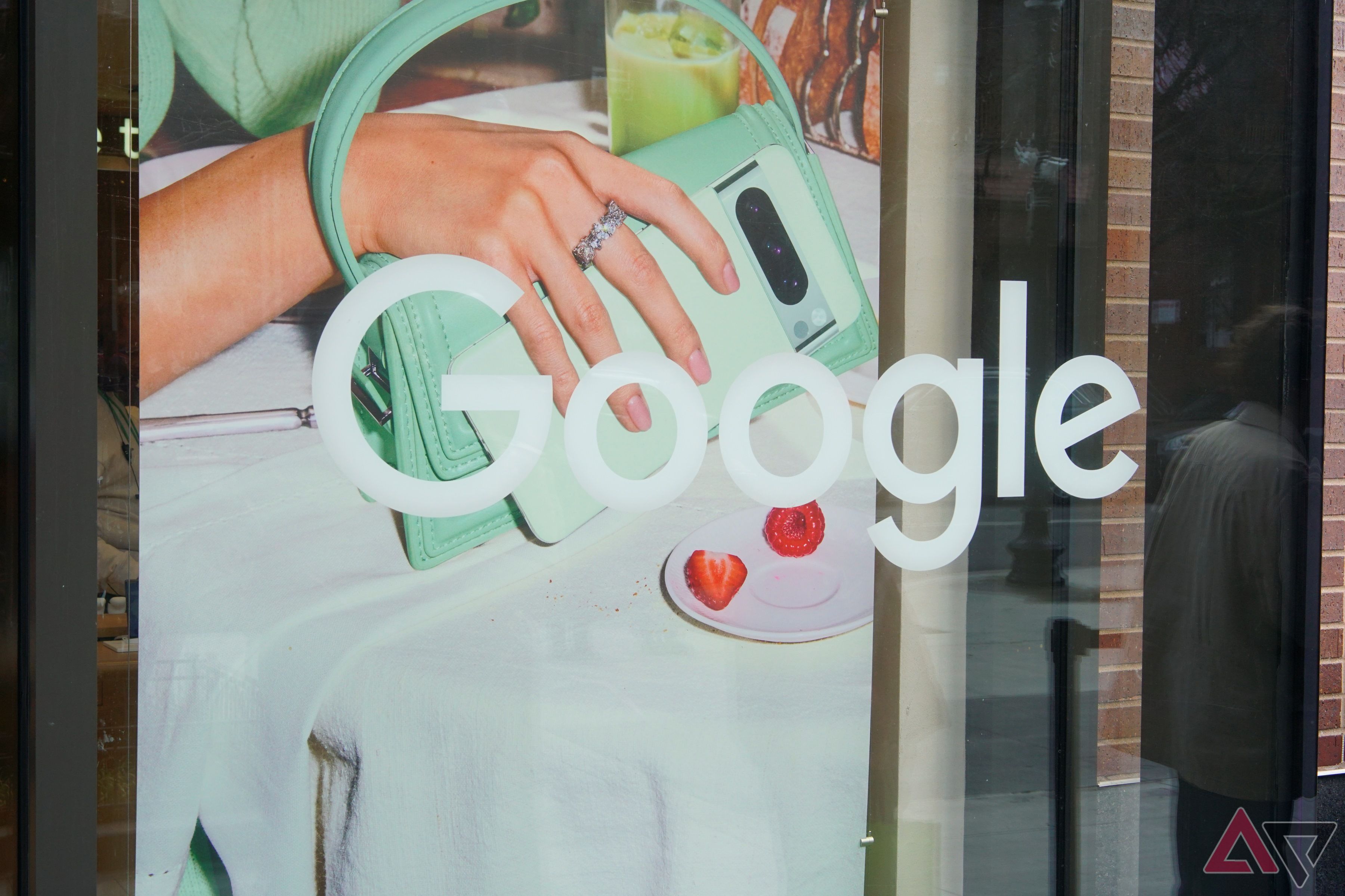A marca do Google impressa em uma janela do lado de fora de uma loja.
