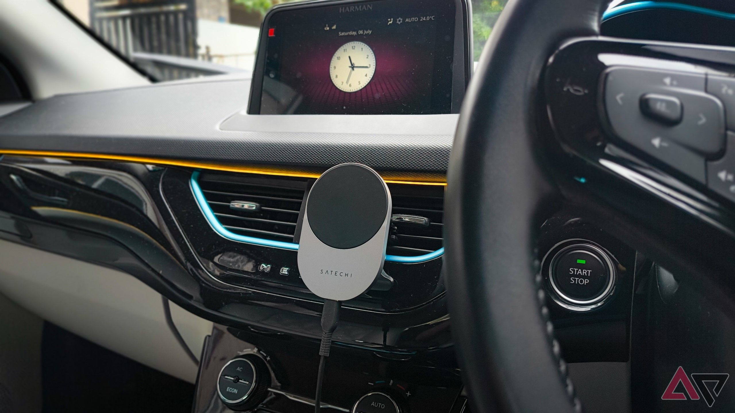 Foto ampla do painel do carro com o carregador de telefone sem fio da Satechi montado em saídas de ar condicionado horizontais 