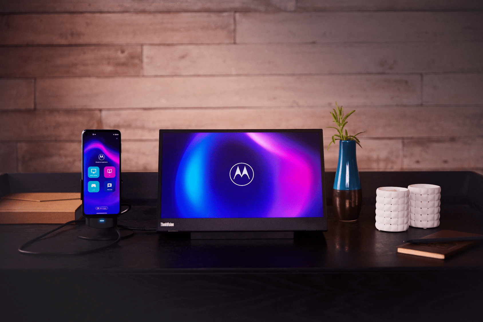 Uma fotografia do Motorola Ready para ser usado em um monitor externo