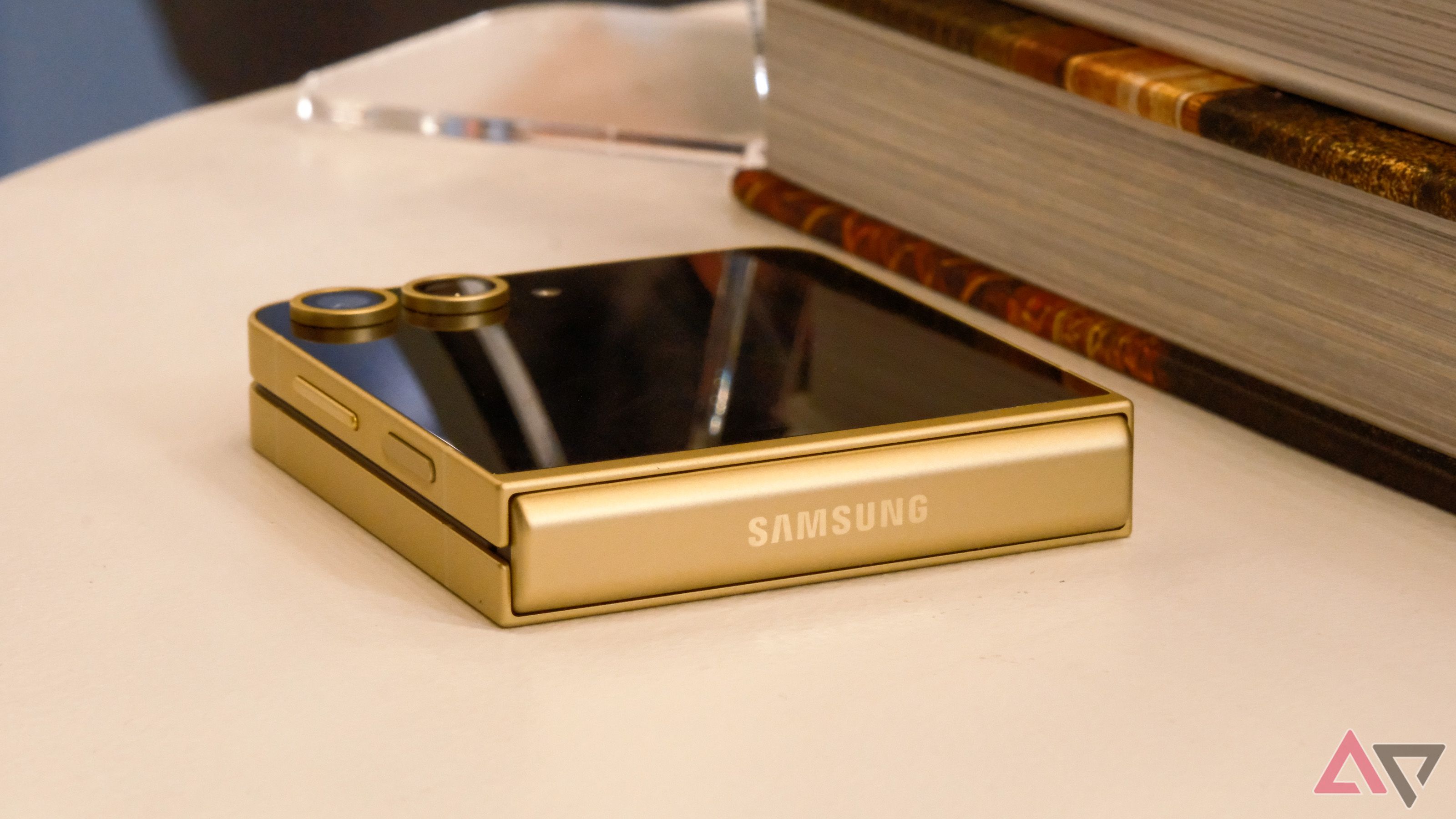 Galaxy Z Flip 6 dobrado e mostrando o logotipo da Samsung na dobradiça