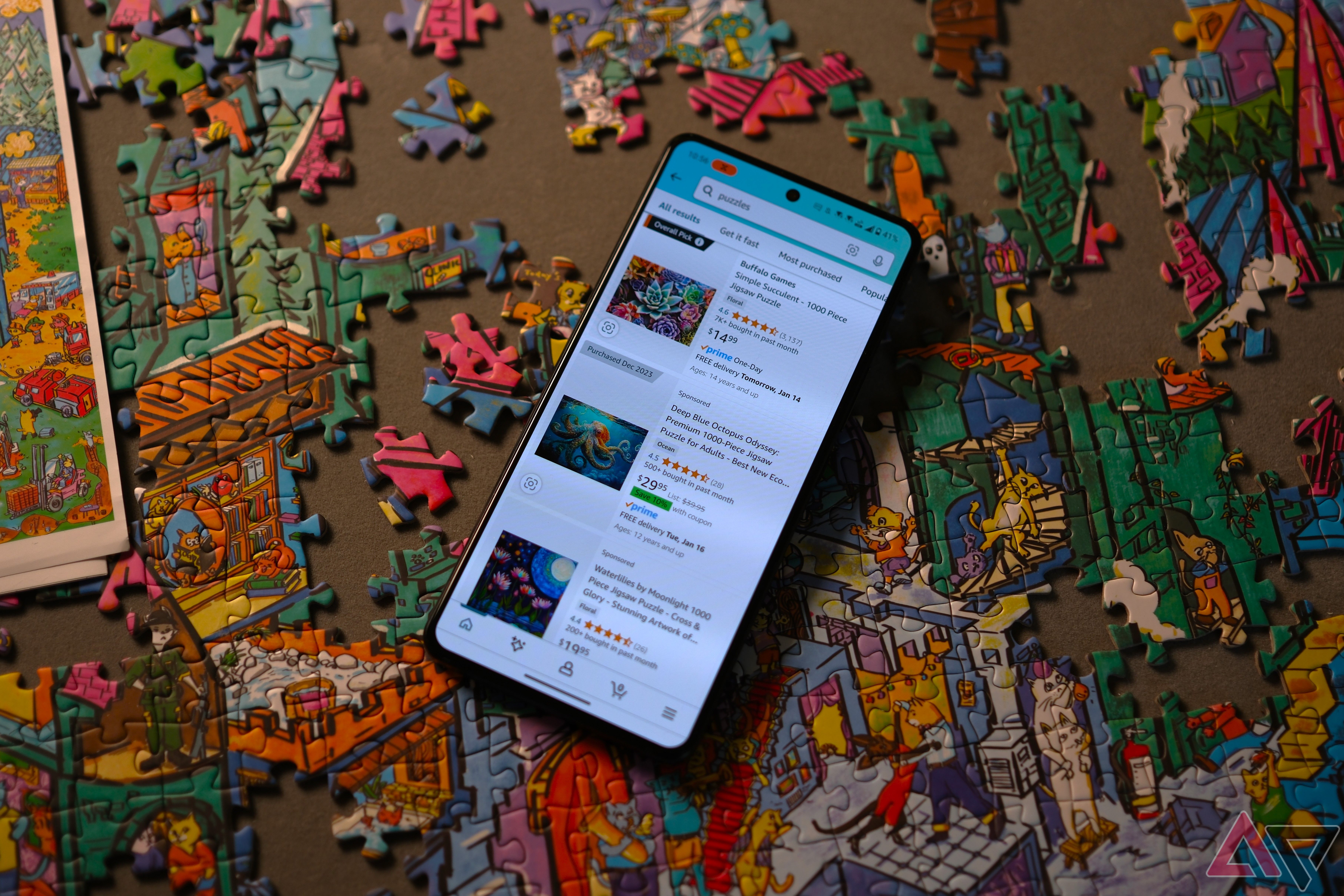 ROG Phone 8 Pro mostrando o aplicativo da Amazon comprando quebra-cabeças enquanto está deitado sobre o quebra-cabeça