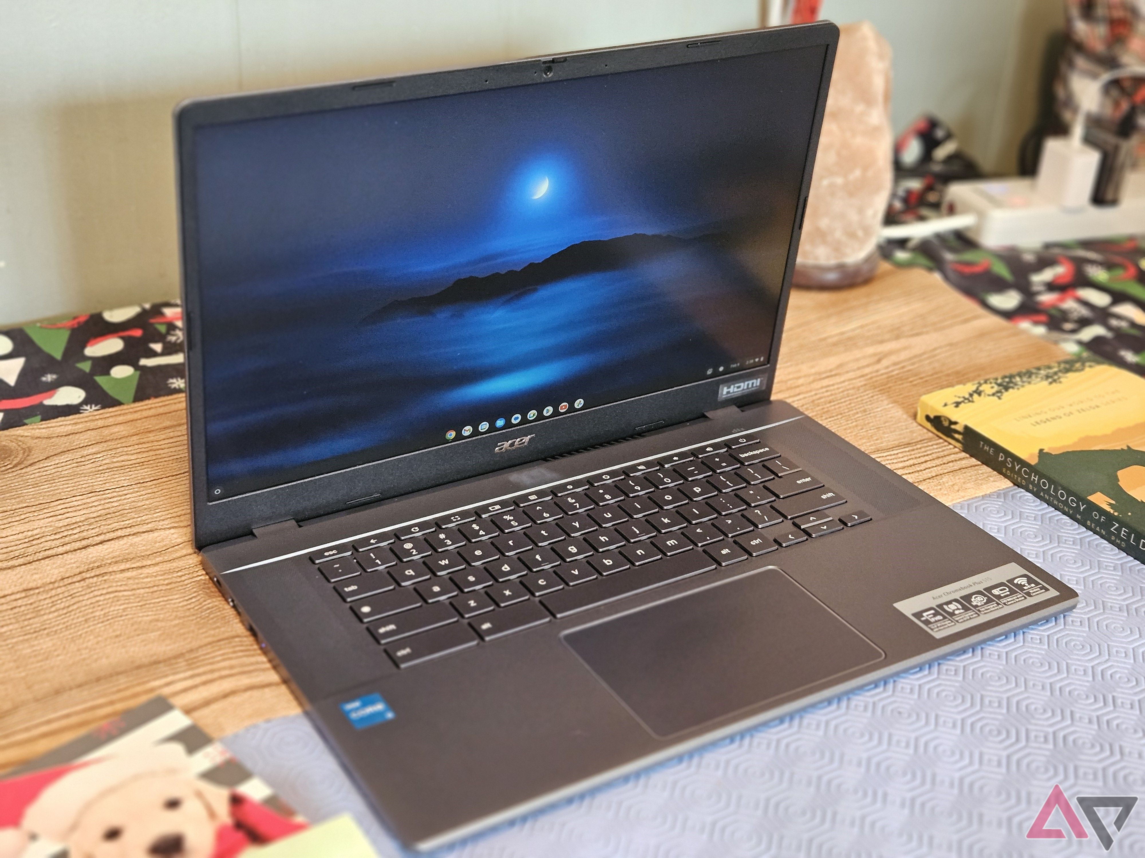 vista lateral do laptop acer chromebook plus 515 a 90 graus