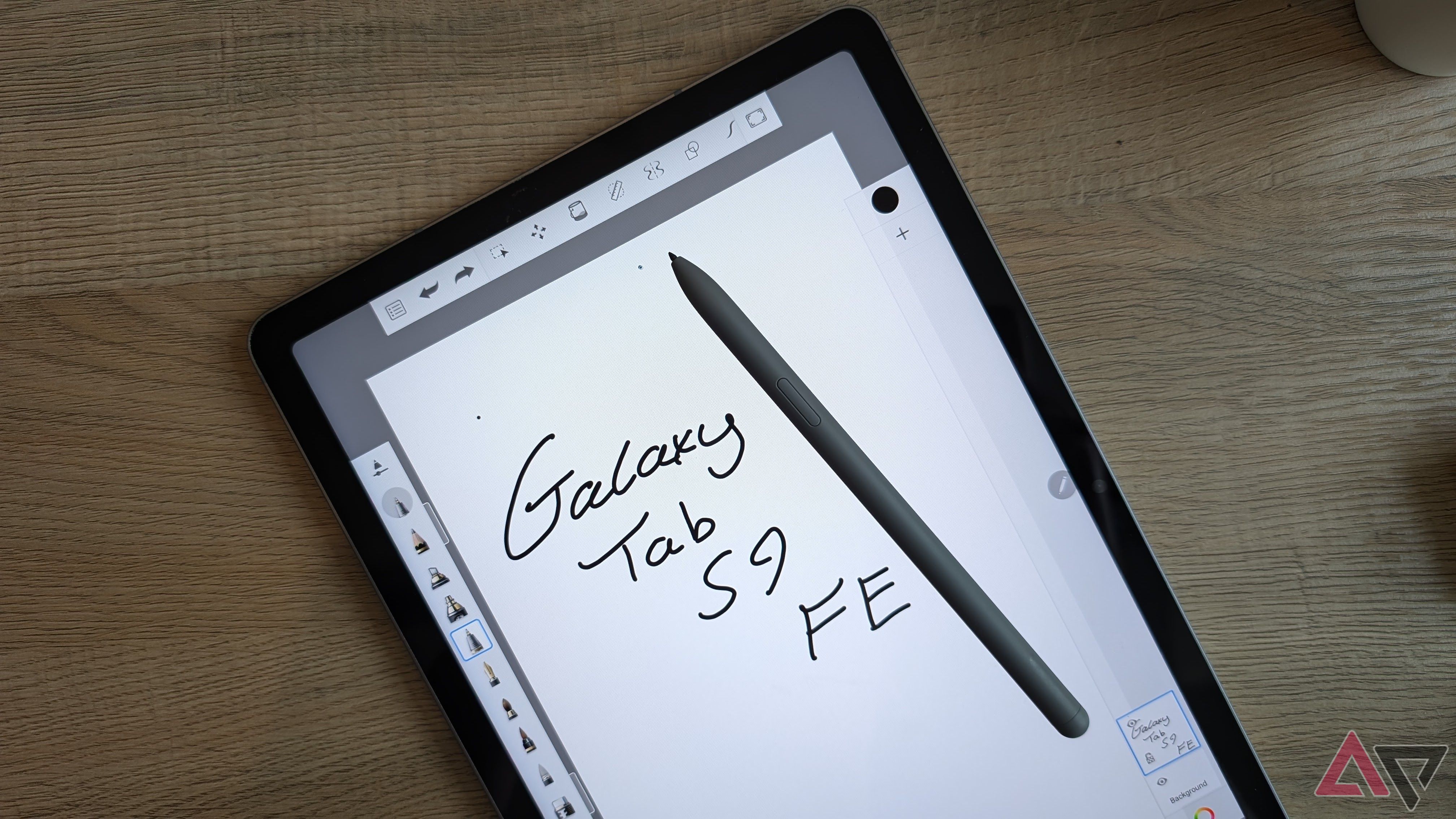 samsung galaxy s9 fe mostrando o aplicativo note com a s pen em cima