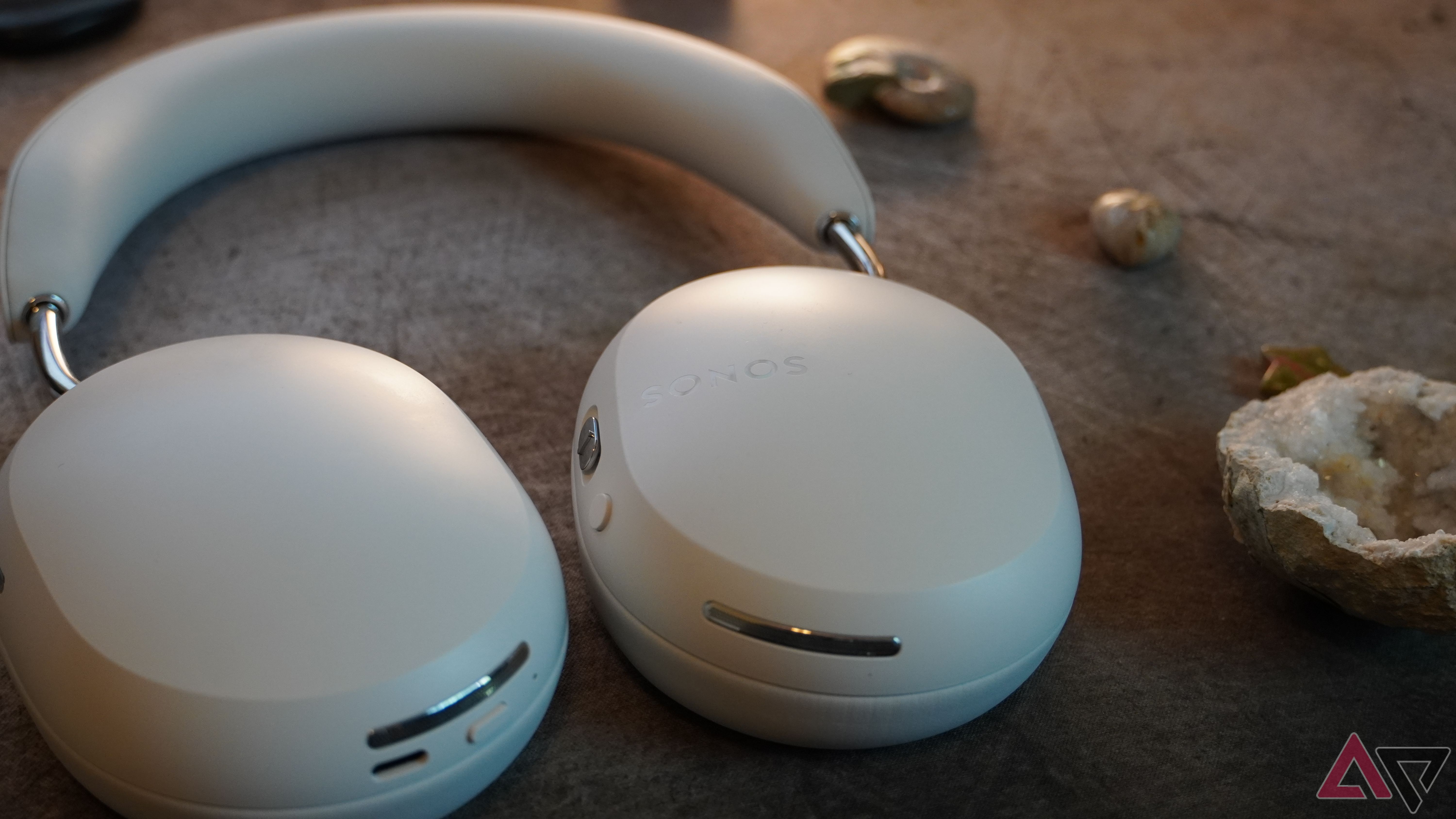 Fones de ouvido Sonos Ace sobre uma mesa