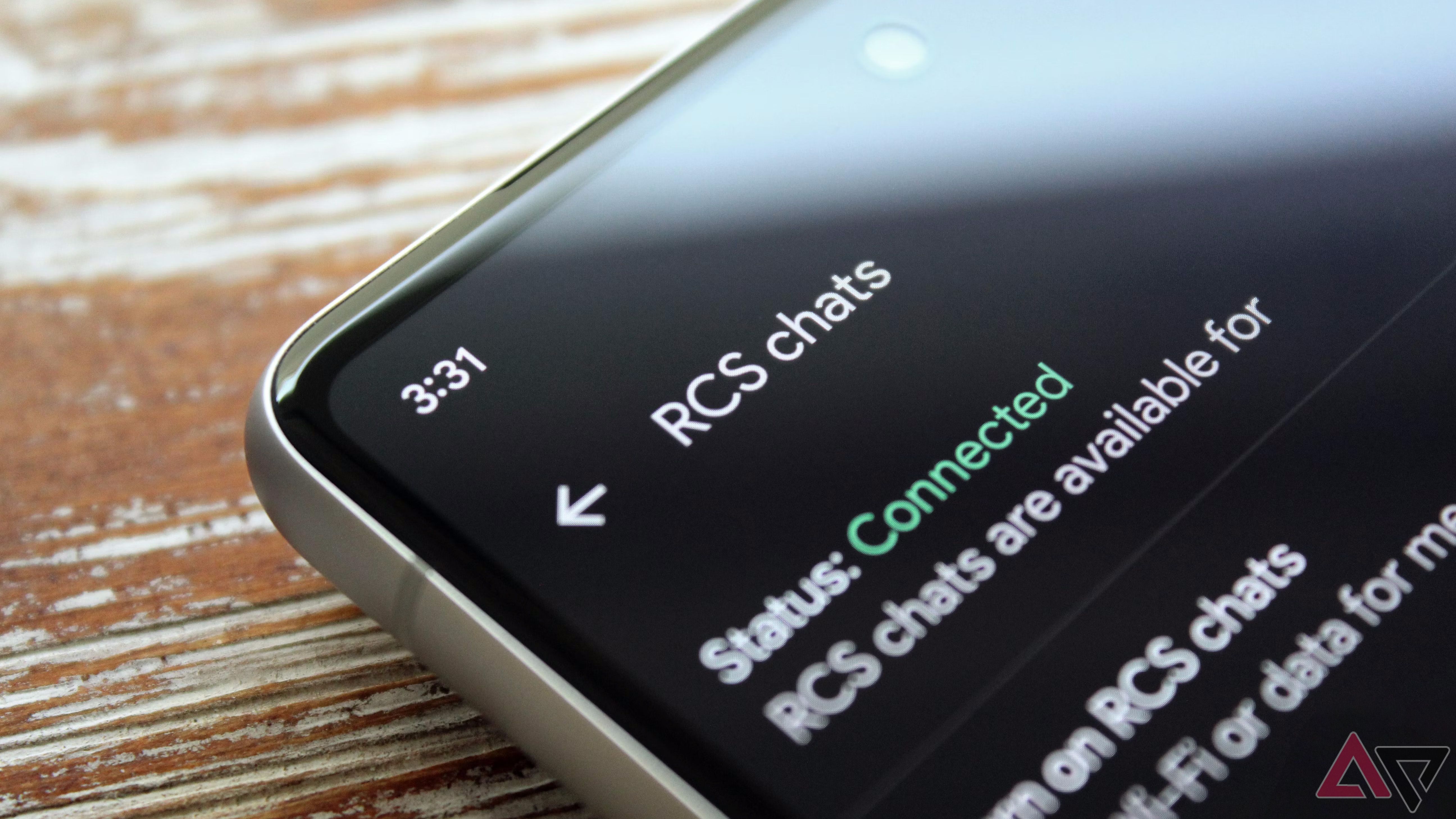Closeup de um telefone mostrando as configurações de bate-papo RCS na tela