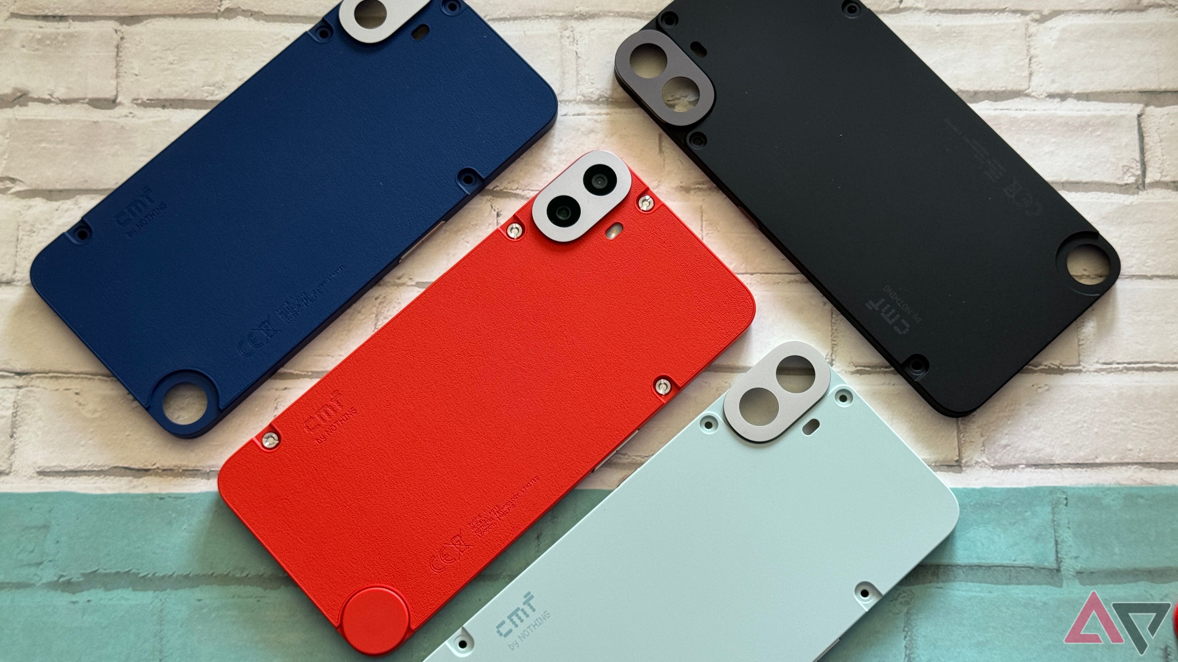 CMF Phone 1 com suas várias opções de capa, preta, verde claro, azul e laranja