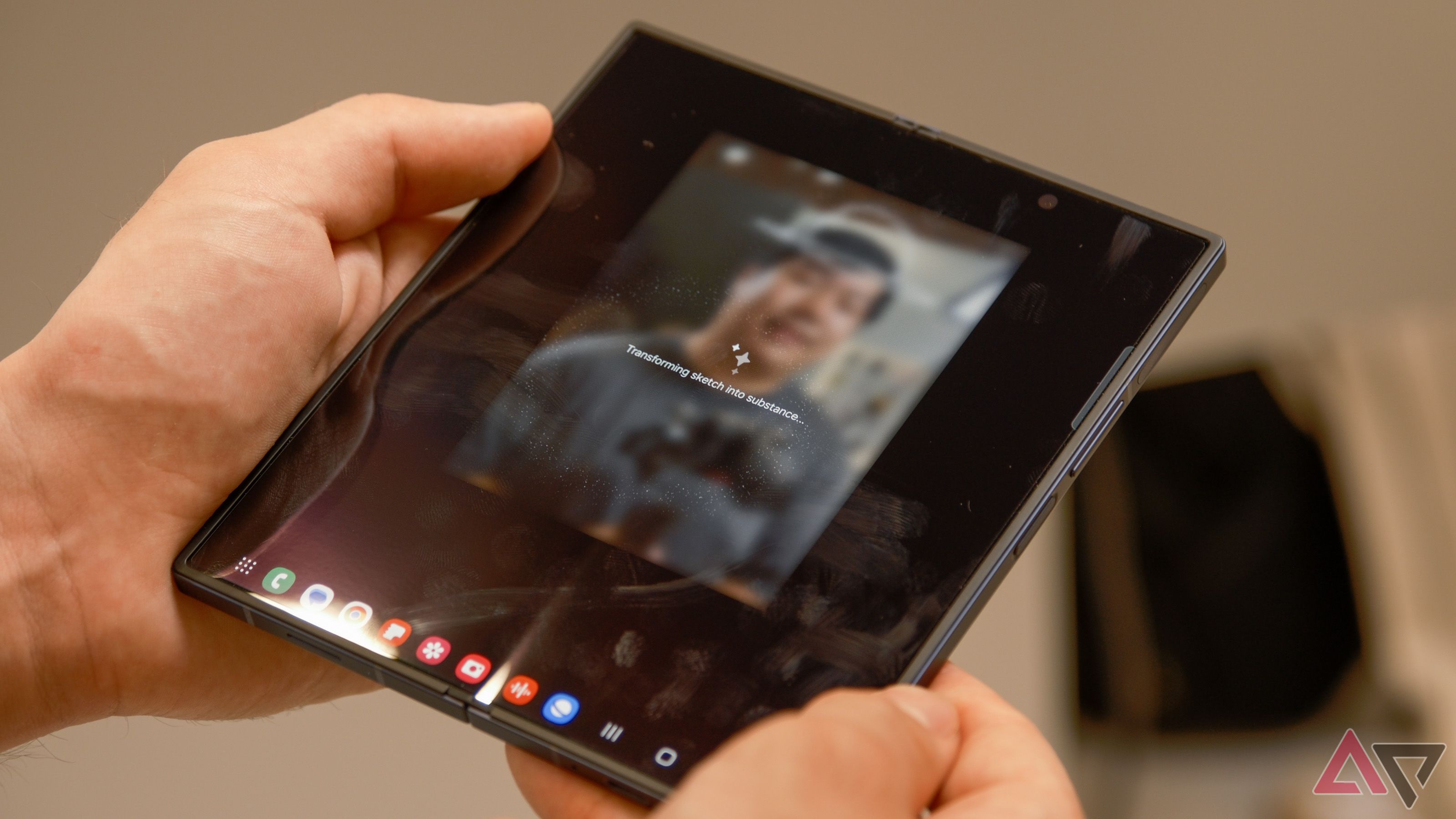Samsung Galaxy Z Fold 6 mostrando um desenho de IA na tela