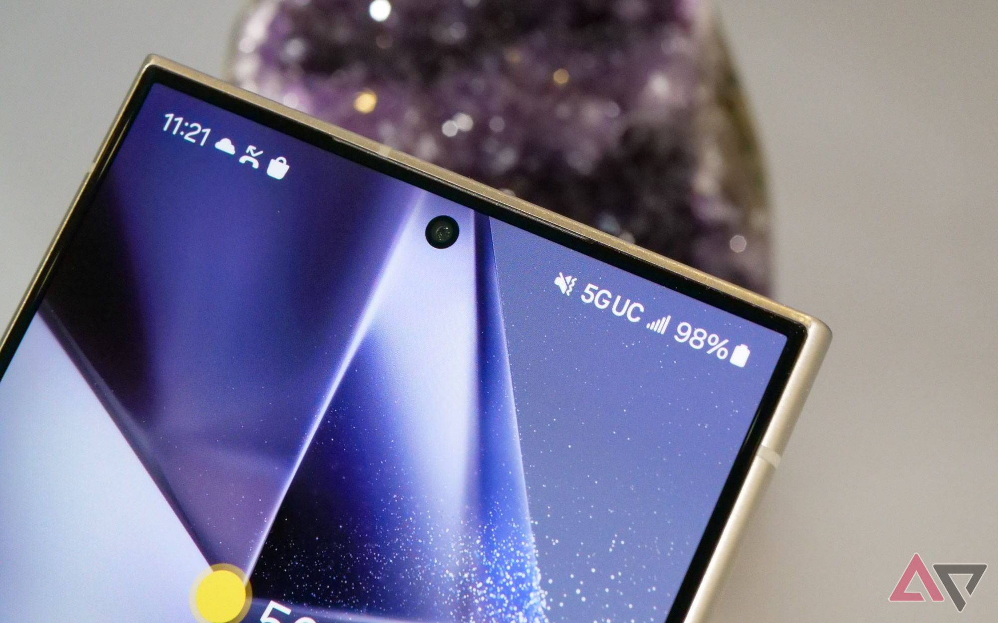 A parte superior do Galaxy S24 Ultra mostra uma tela plana e o recorte da câmera de selfie.