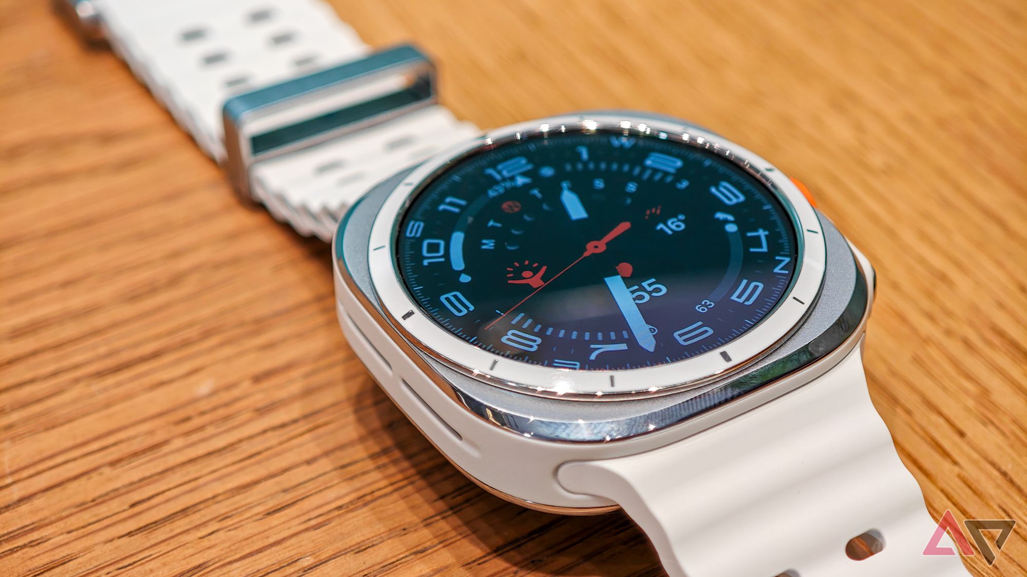 Samsung Galaxy Watch Ultra, close-up do mostrador do relógio