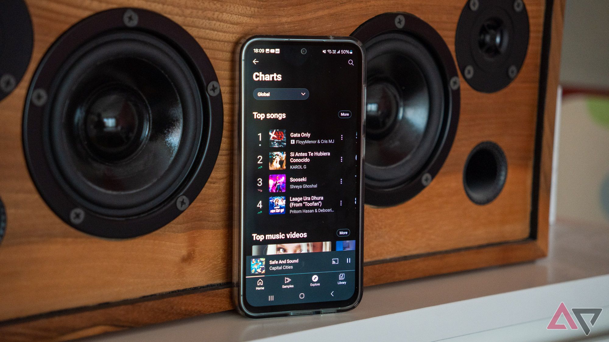 YouTube Music Premium em um telefone Samsung apoiado em um alto-falante