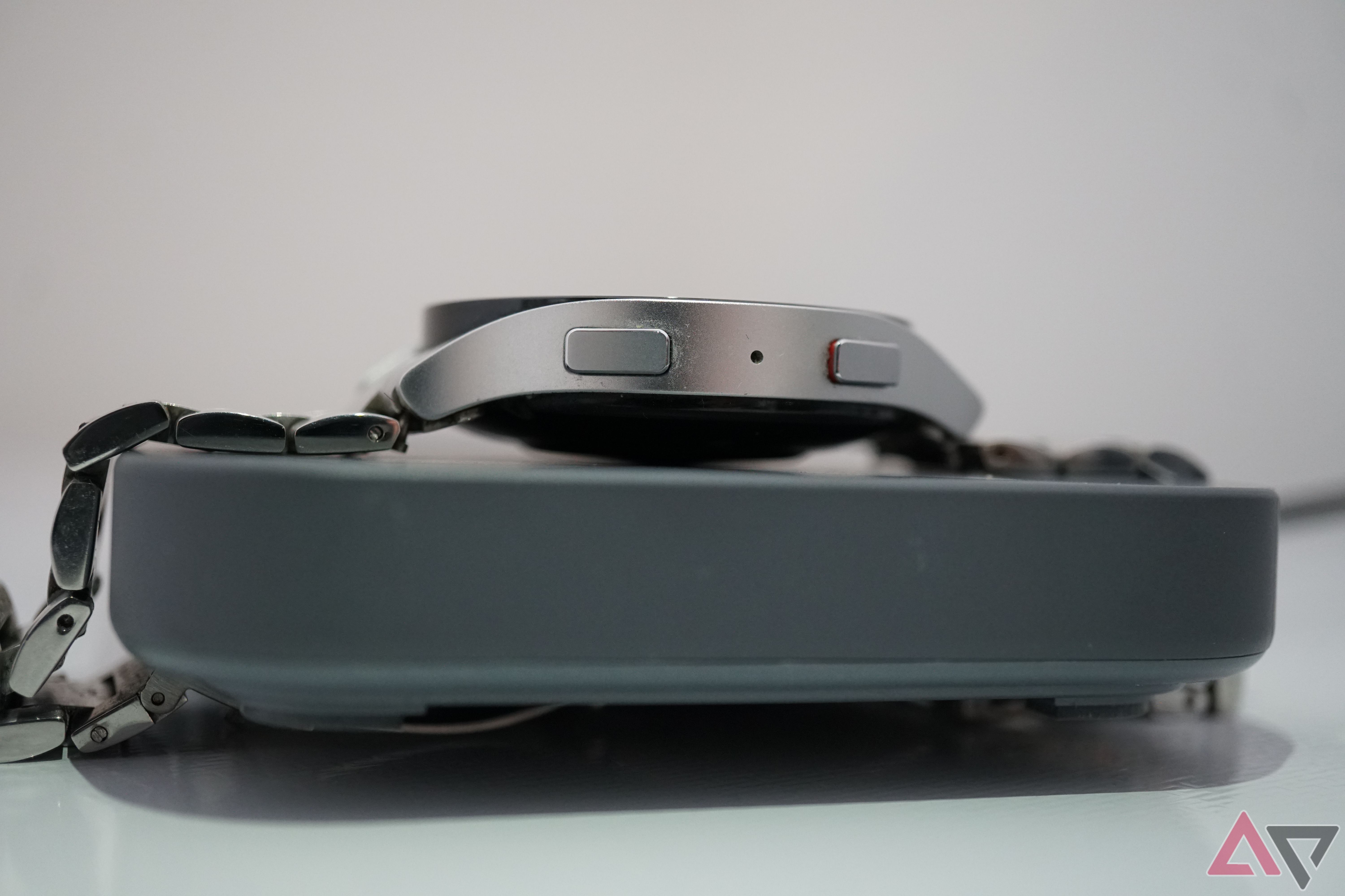 Um close-up do Samsung Wireless Charger Duo com um Watch 6 em cima