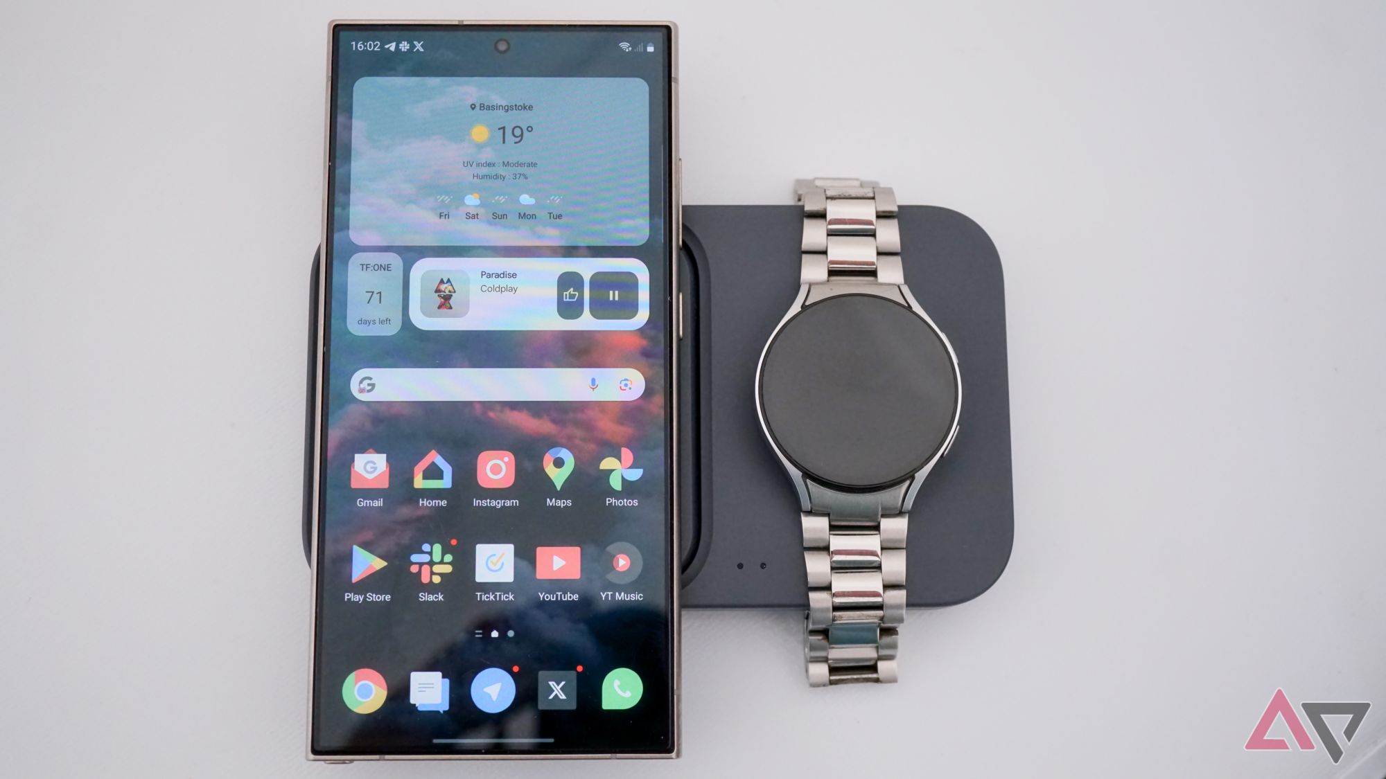 O Samsung Wireless Charger Duo carrega um S24 Ultra e um Watch 6