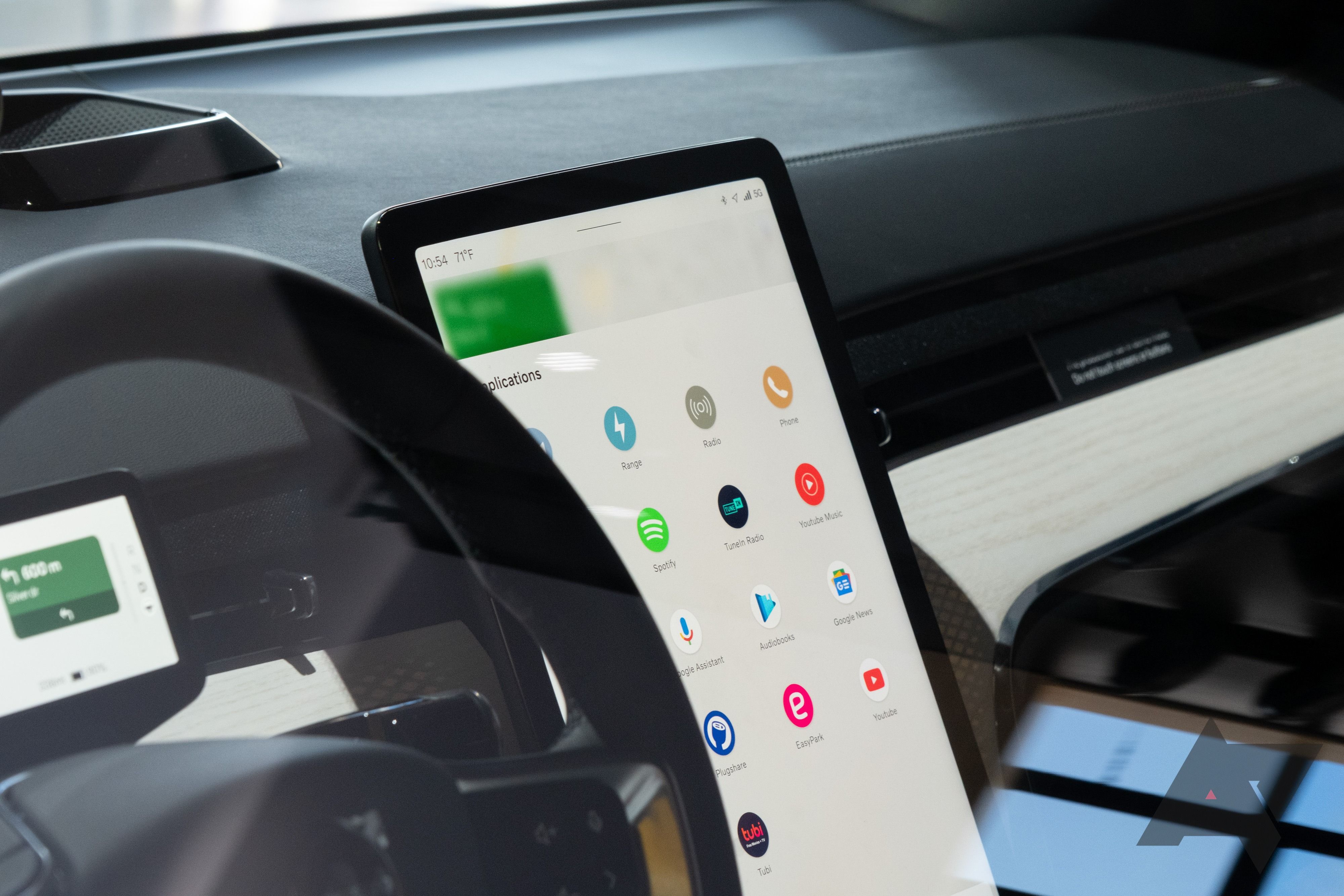 Uma tela de infoentretenimento do carro mostrando a gaveta de aplicativos do Android Auto.