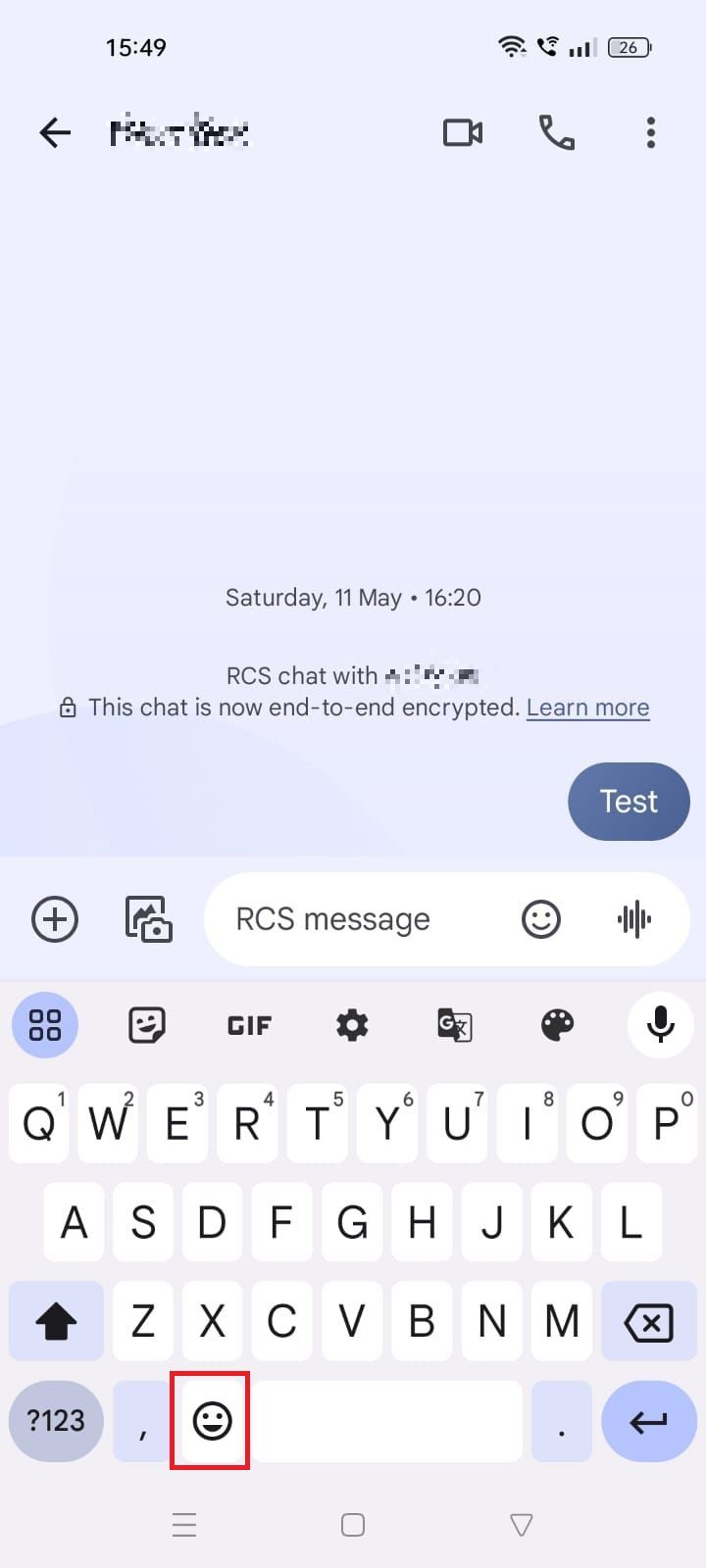 Captura de tela destacando o ícone de emoji no Google Mensagens