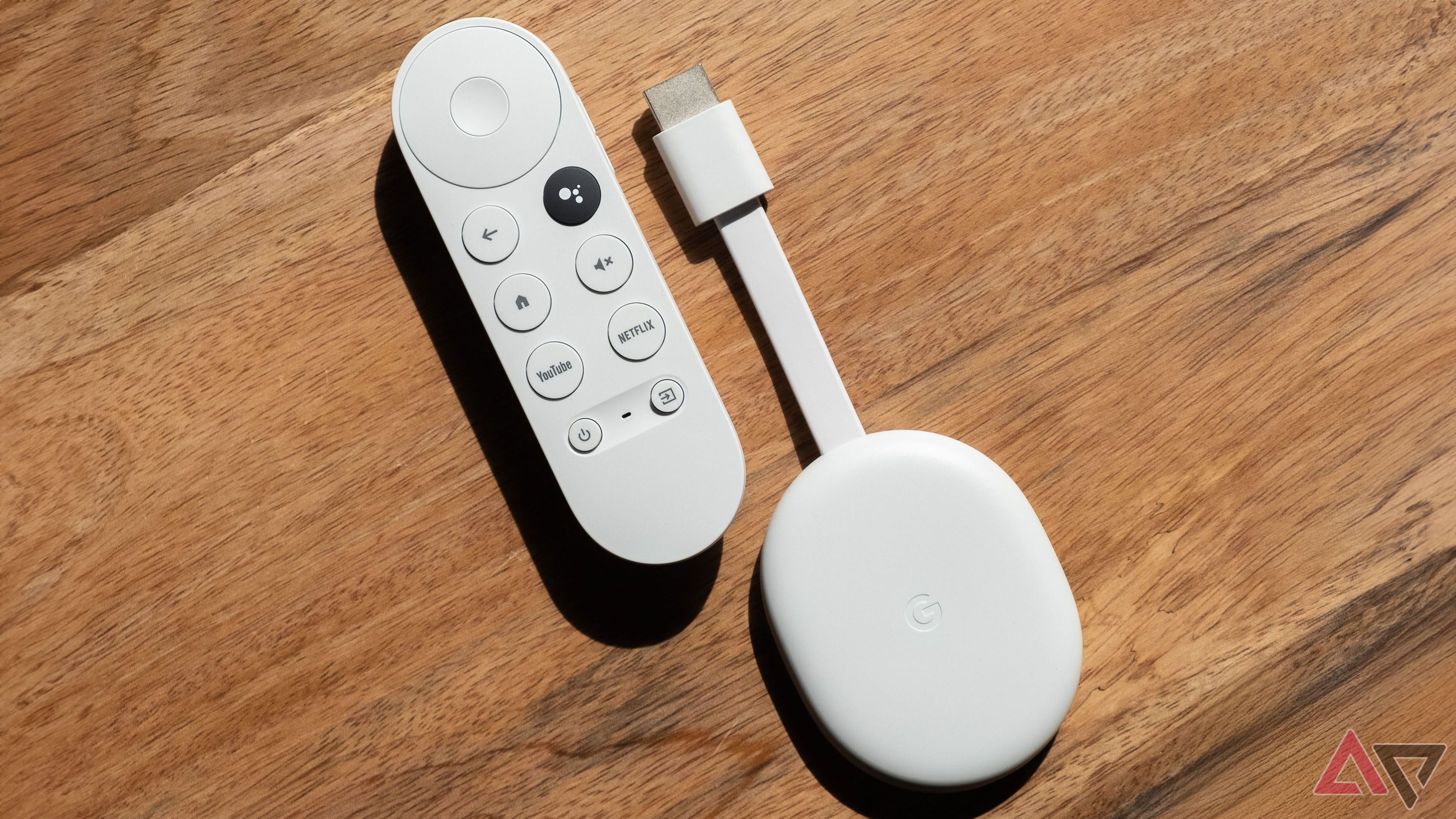 Um Chromecast com Google TV sobre madeira.