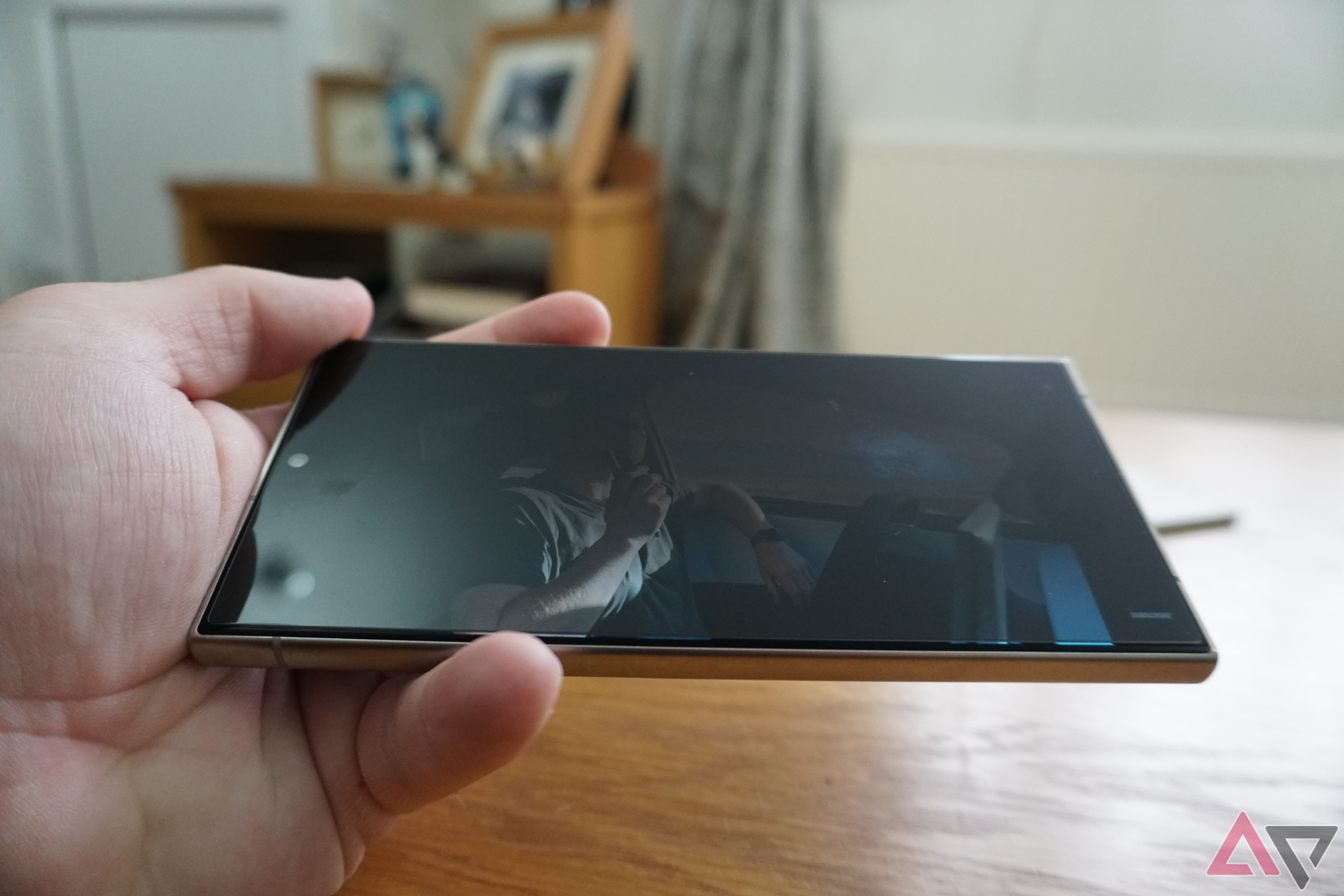 Uma foto de um Galaxy S24 Ultra com um protetor de tela Amfilm