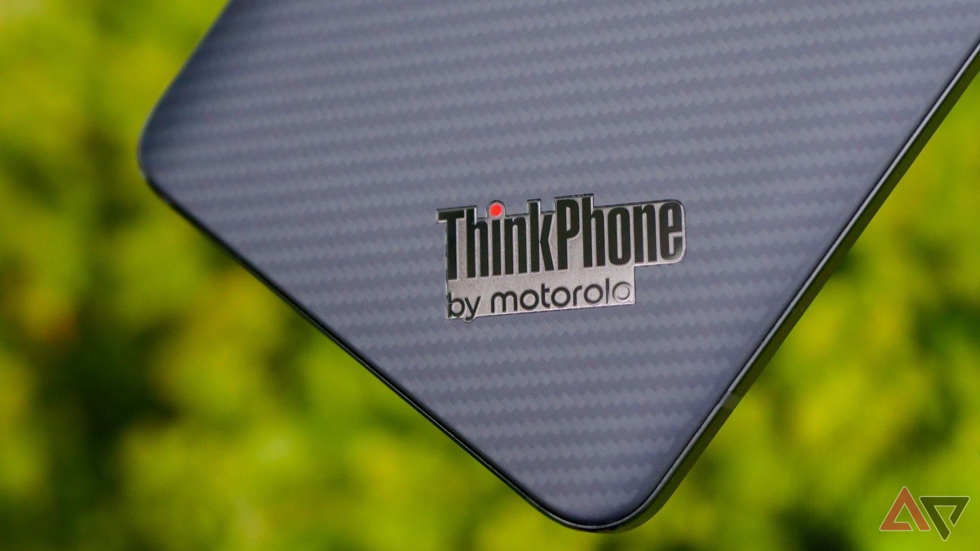 Um close-up no logotipo do ThinkPhone
