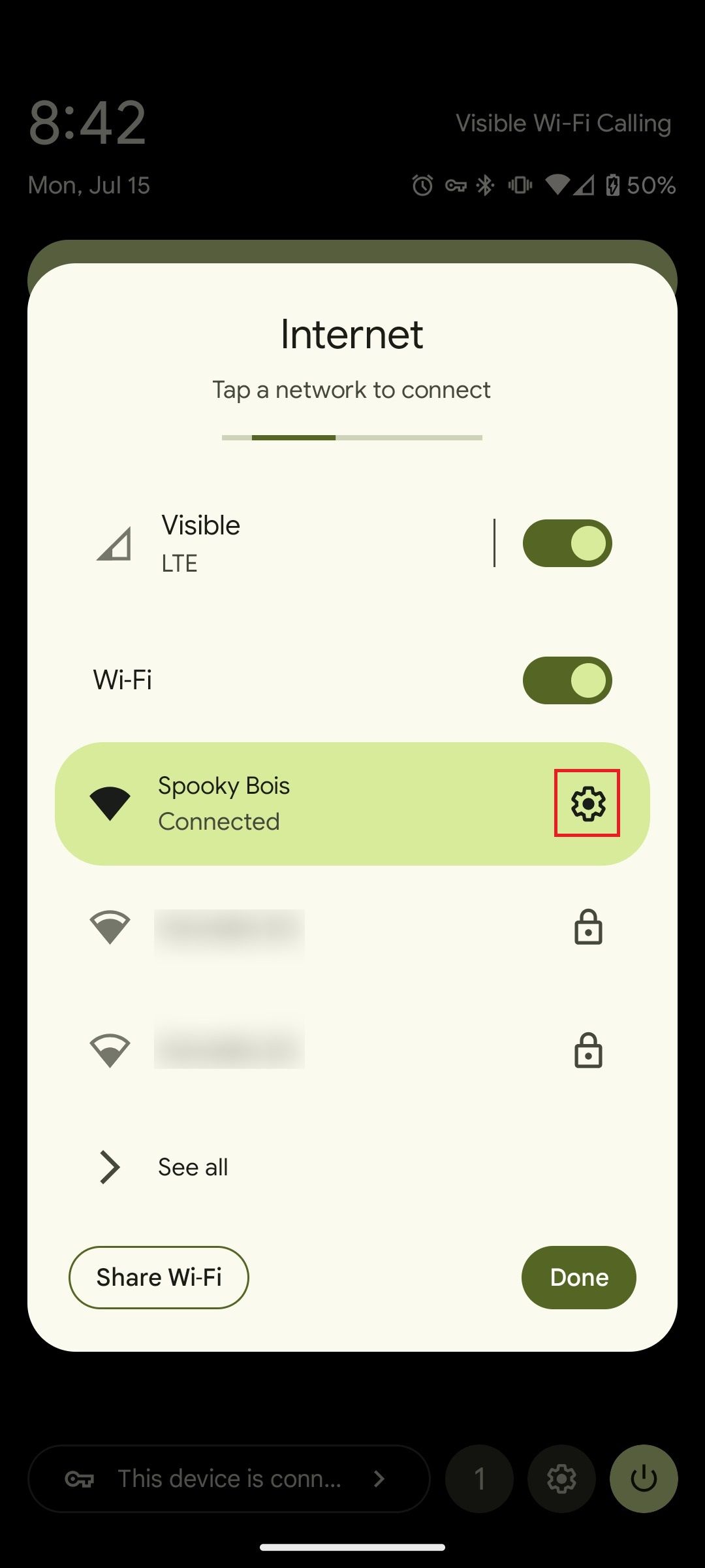 Configurações de Internet em um telefone Android com uma caixa vermelha ao redor da engrenagem de configurações ao lado da rede Wi-Fi conectada no momento