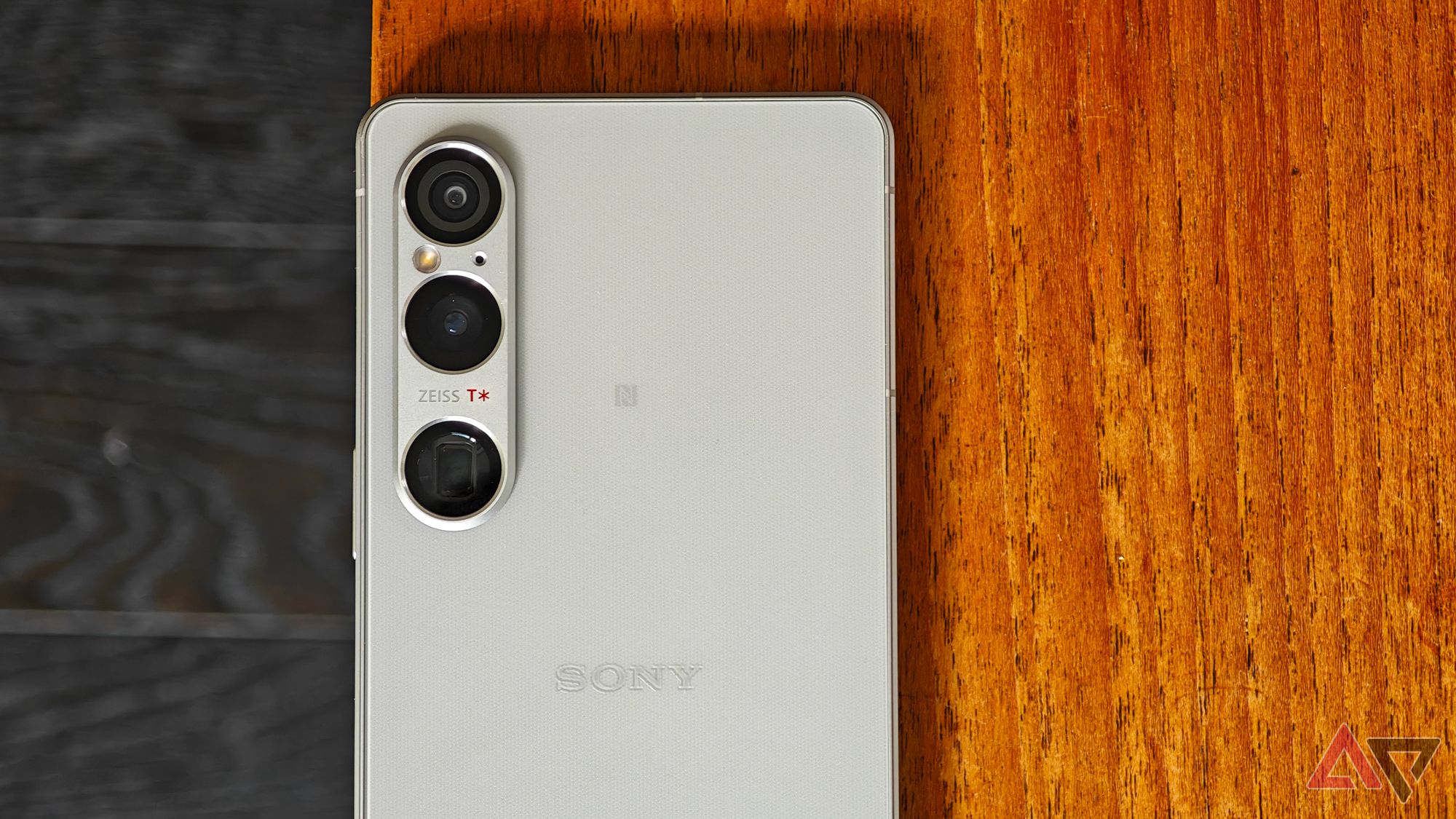 Uma foto do Sony Xperia 1 VI sobre uma mesa de madeira, com foco nas câmeras
