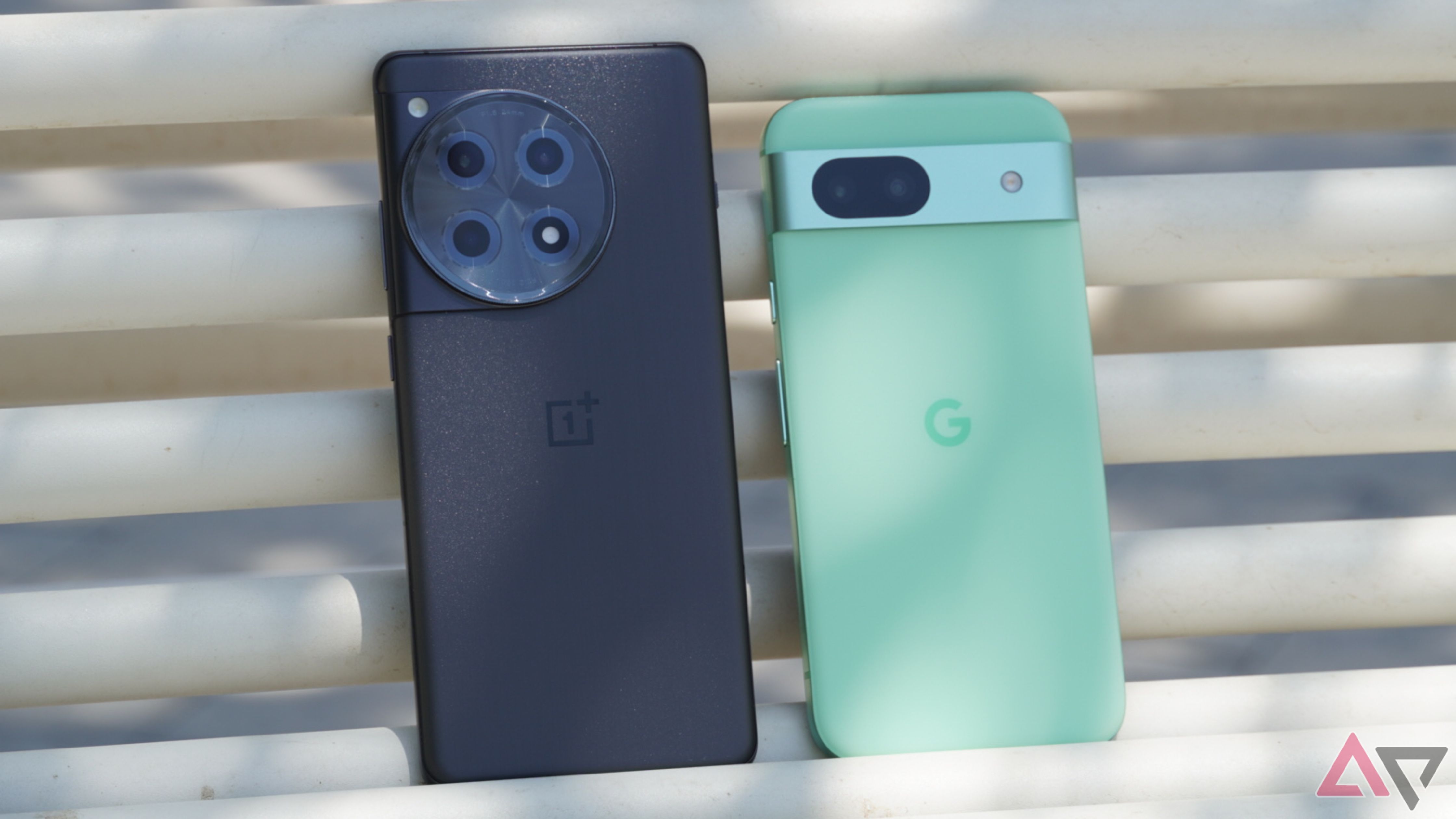 A diferença de tamanho entre o OnePlus 12R (esquerda) e o Google Pixel 8a (direita).