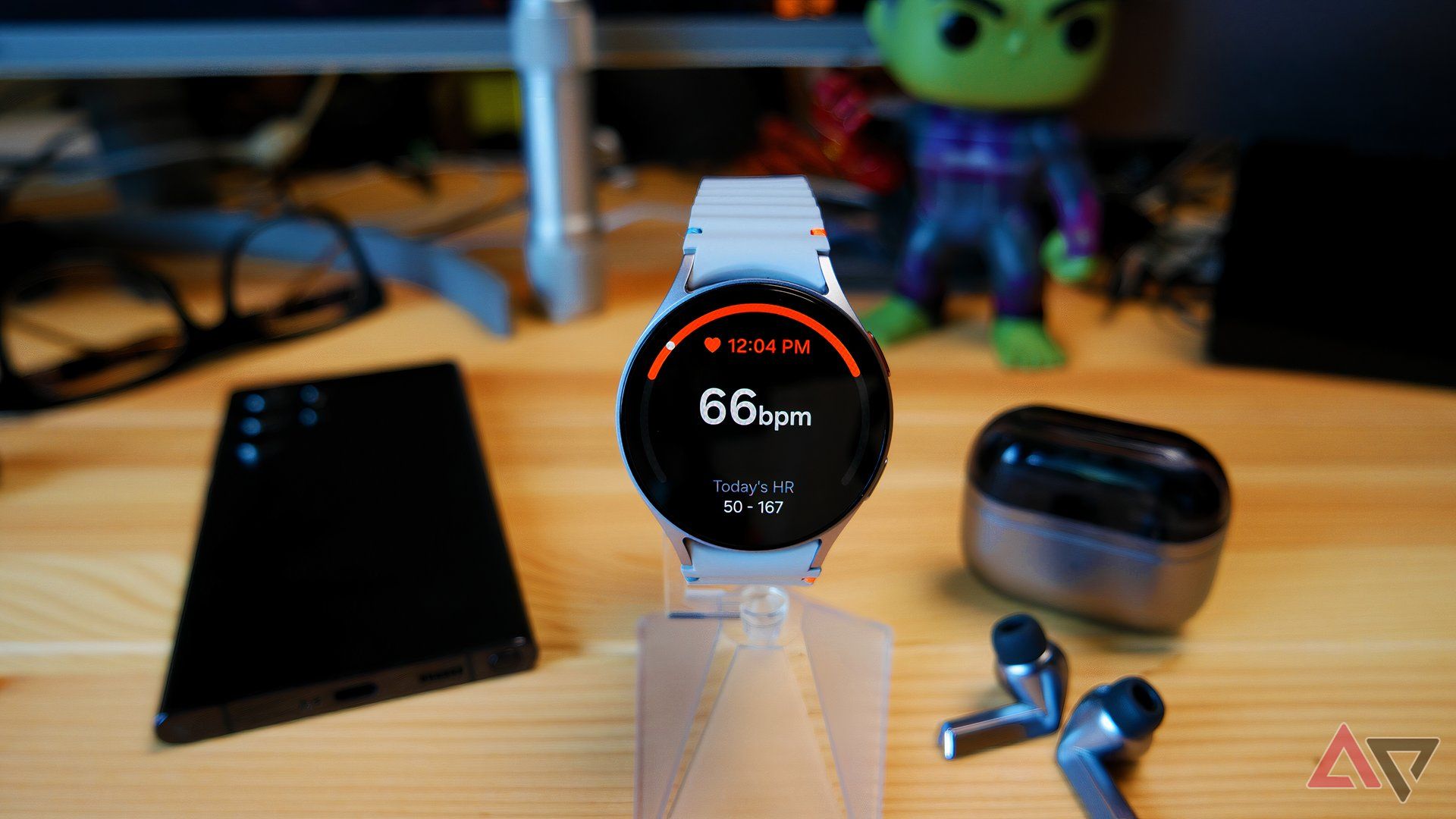 Samsung Galaxy Watch 7 em um suporte de relógio mostrando frequência cardíaca