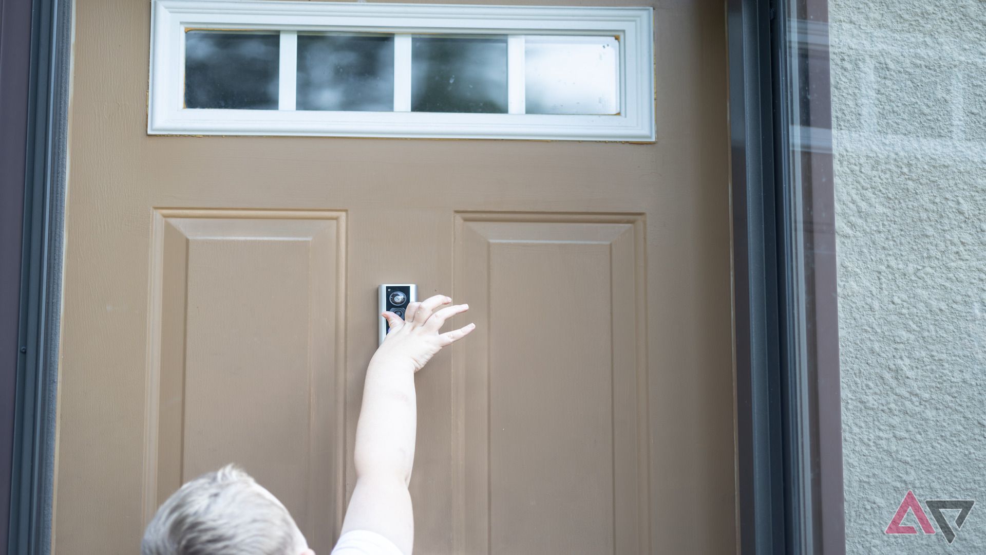 Menino tocando campainha na câmera do Ring Peephole