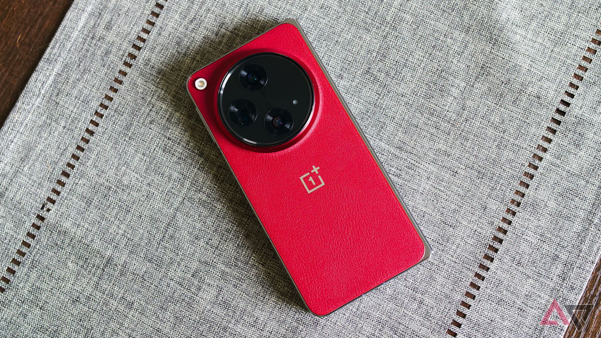 A edição OnePlus Open Apex em uma superfície cinza