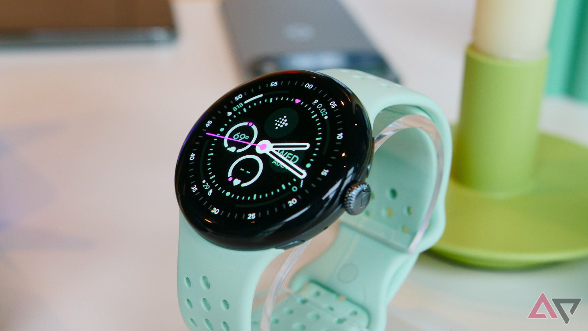 Um close de um Google Pixel Watch 3 com uma pulseira de menta