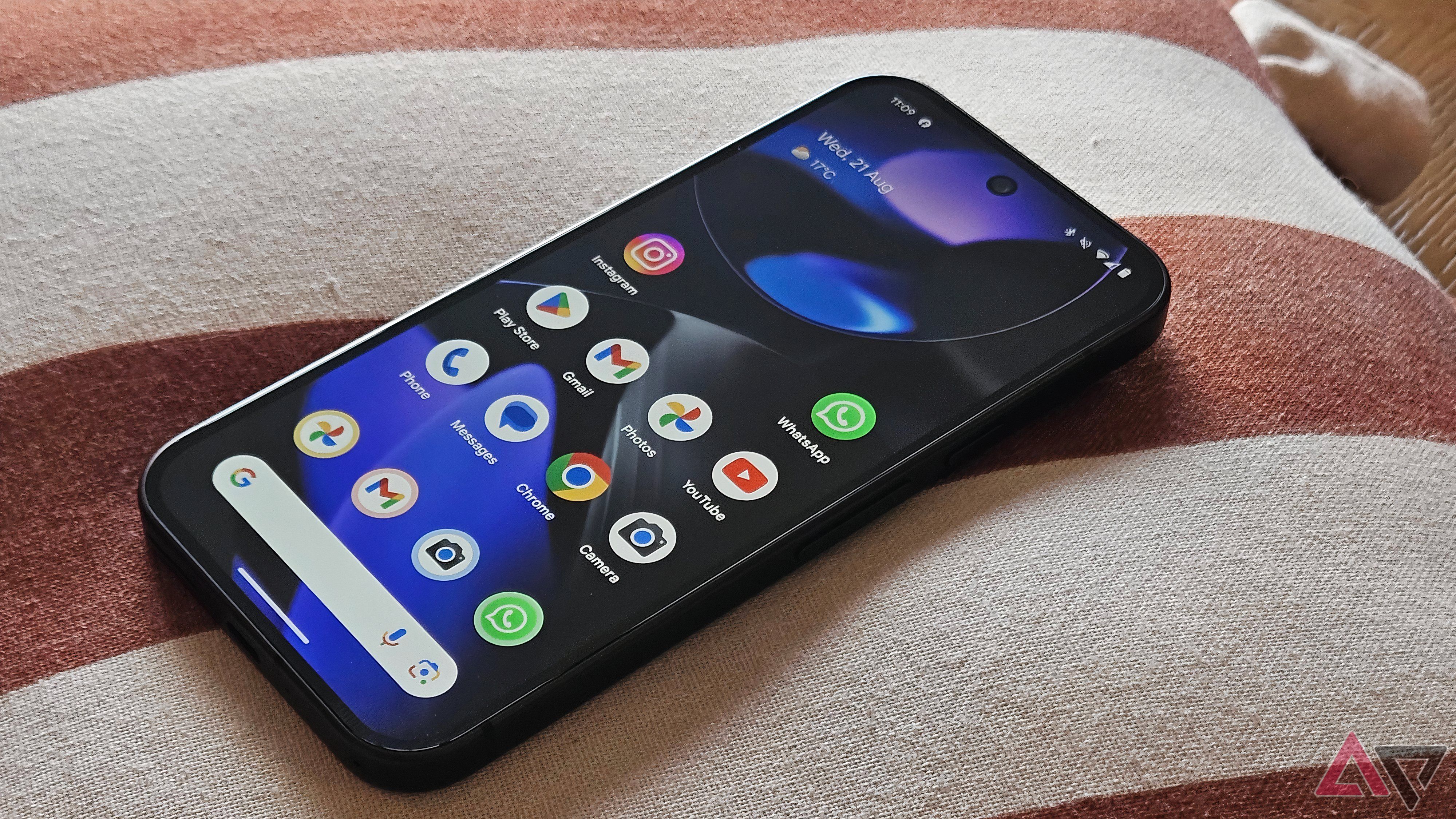 Google Pixel 9 deitado na cama com a tela ligada