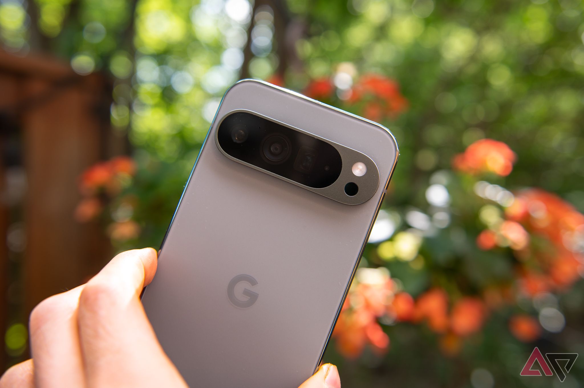 Google Pixel 9 Pro XL em mãos mostrando as costas