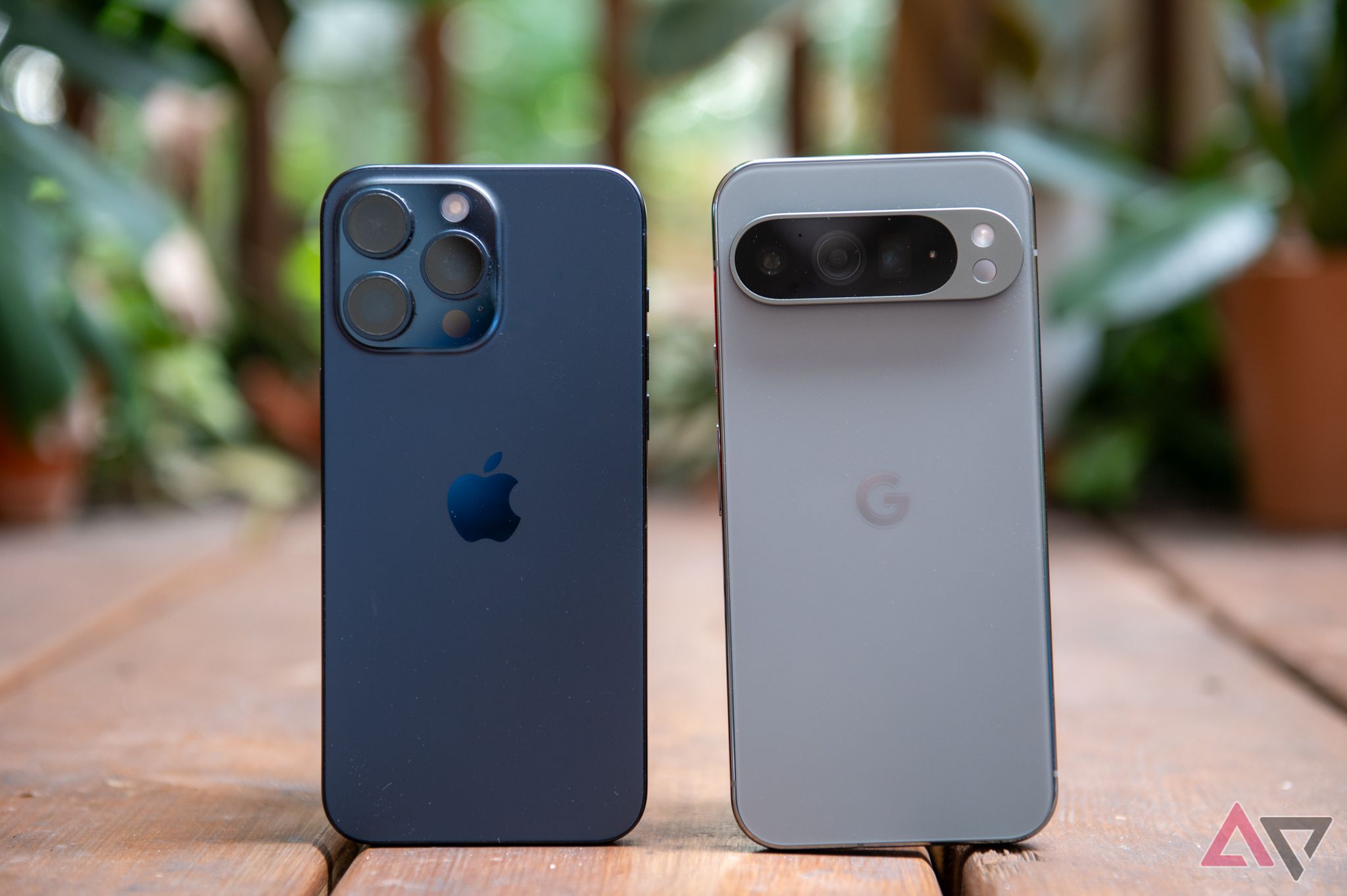 Google Pixel 9 Pro XL ao lado de um iPhone