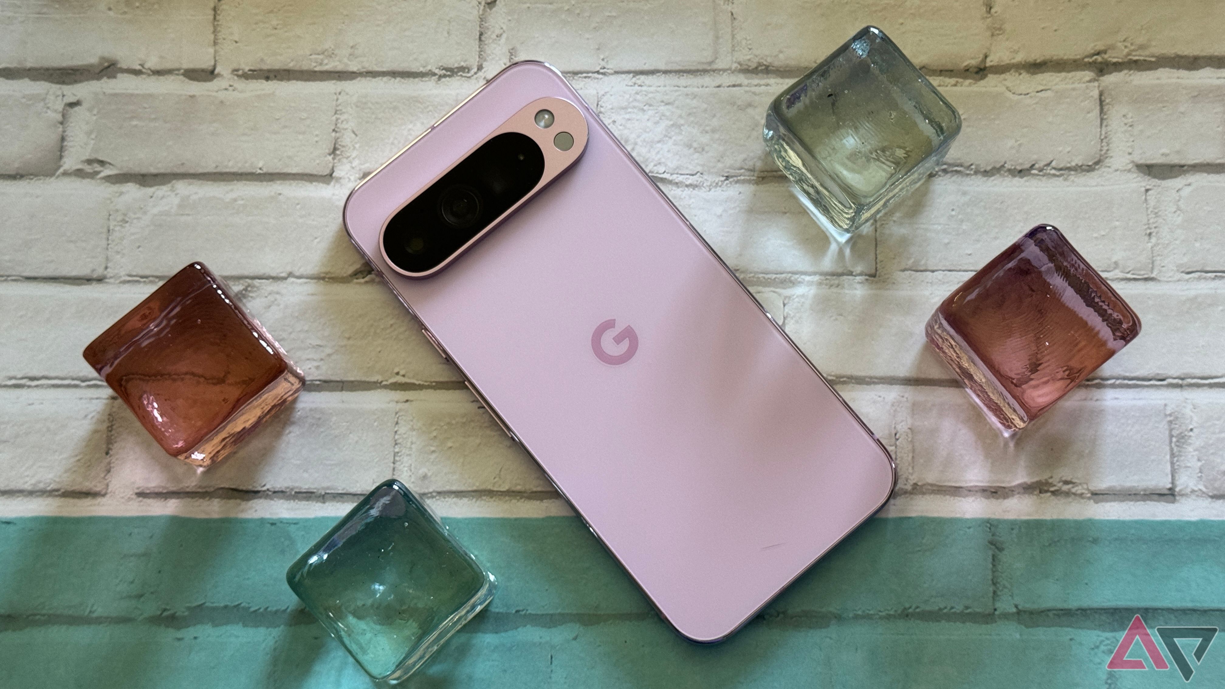 Google Pixel 9 Pro XL cercado por blocos de vidro