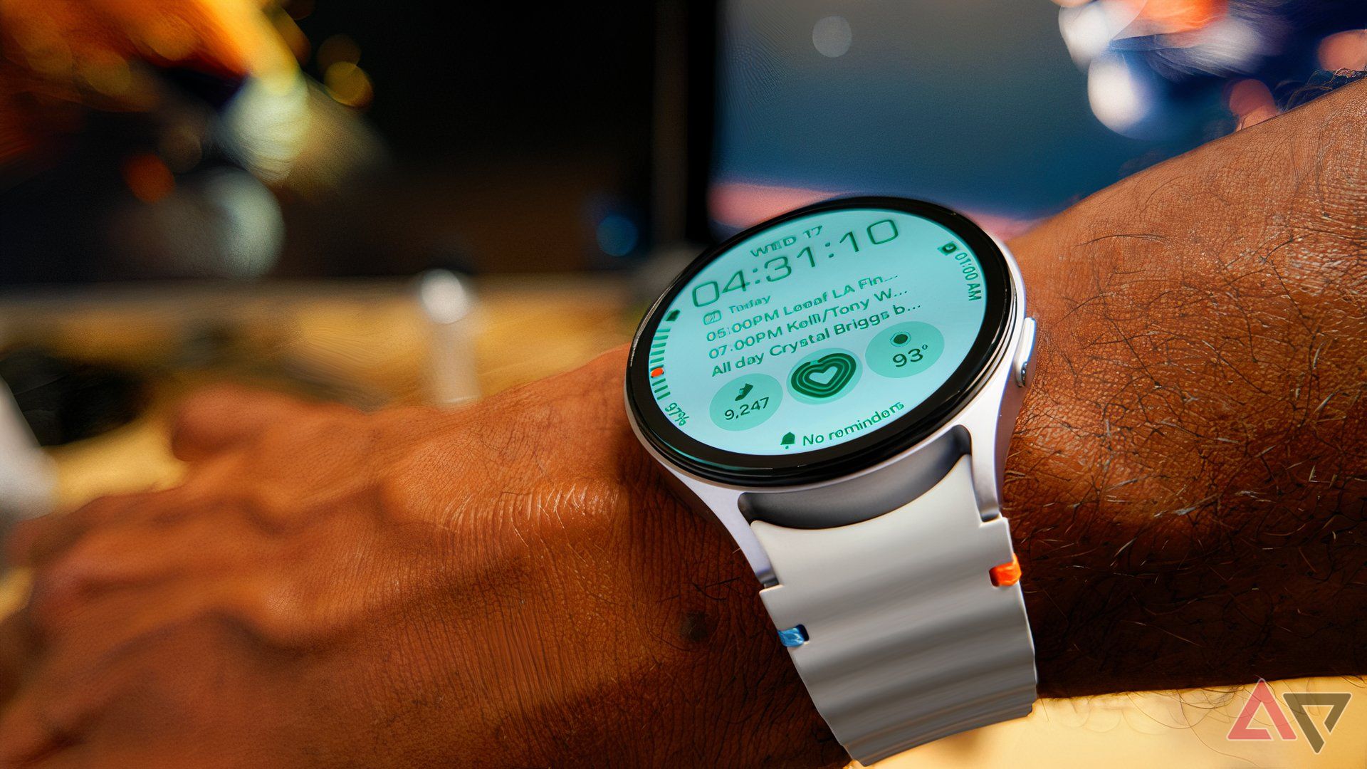 Samsung Galaxy Watch 7 no braço, mostrando a tela inicial